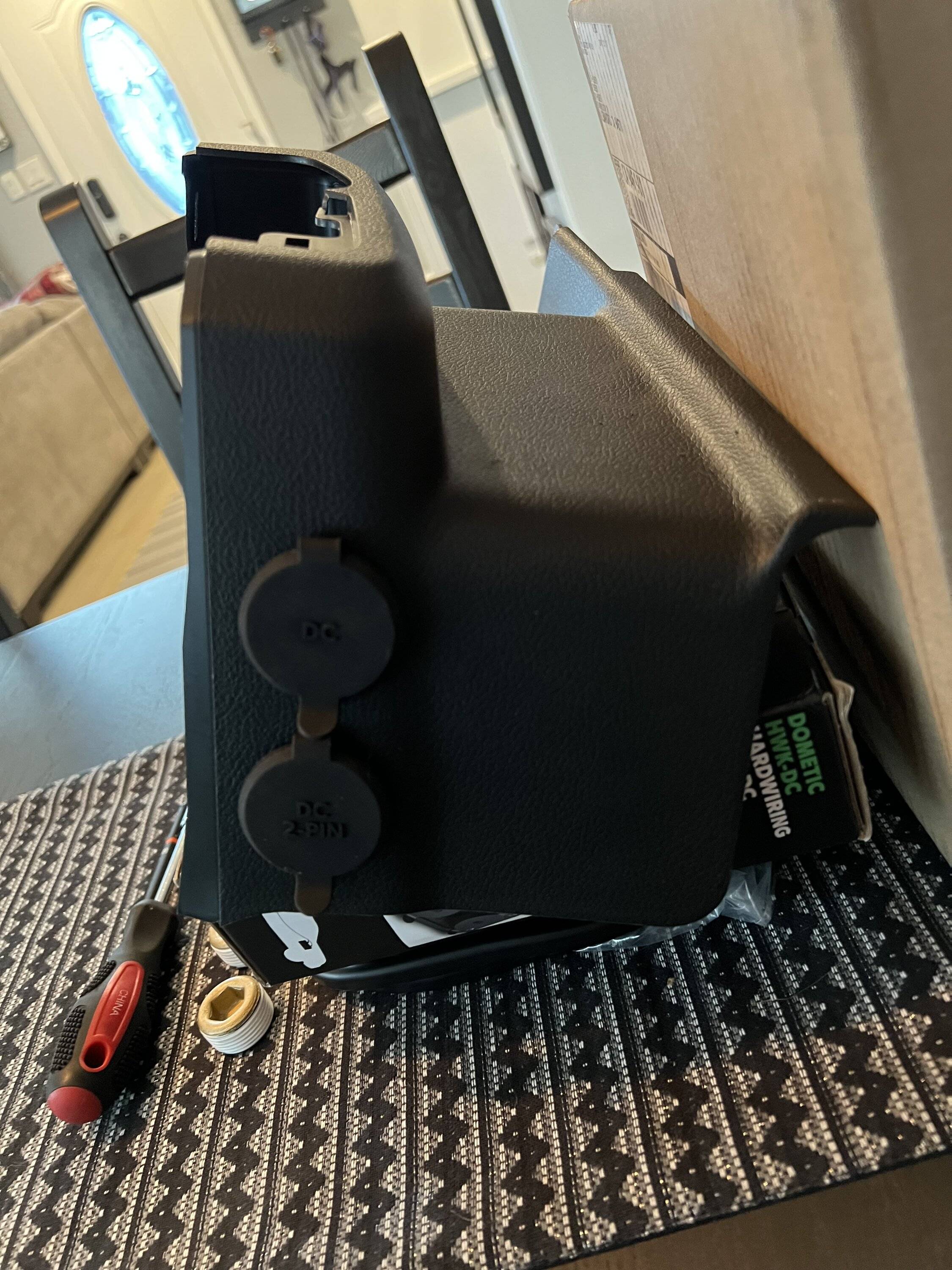 Jeep Wrangler JL Adding 12V to rear for fridge IMG_2701