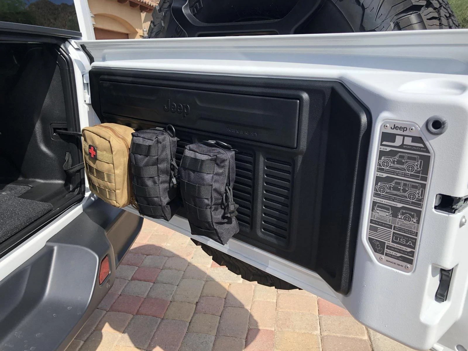 Jeep Wrangler JL MOLLE bag tailgate setup E198E04D-18ED-4C76-92BB-14A56BC985B7