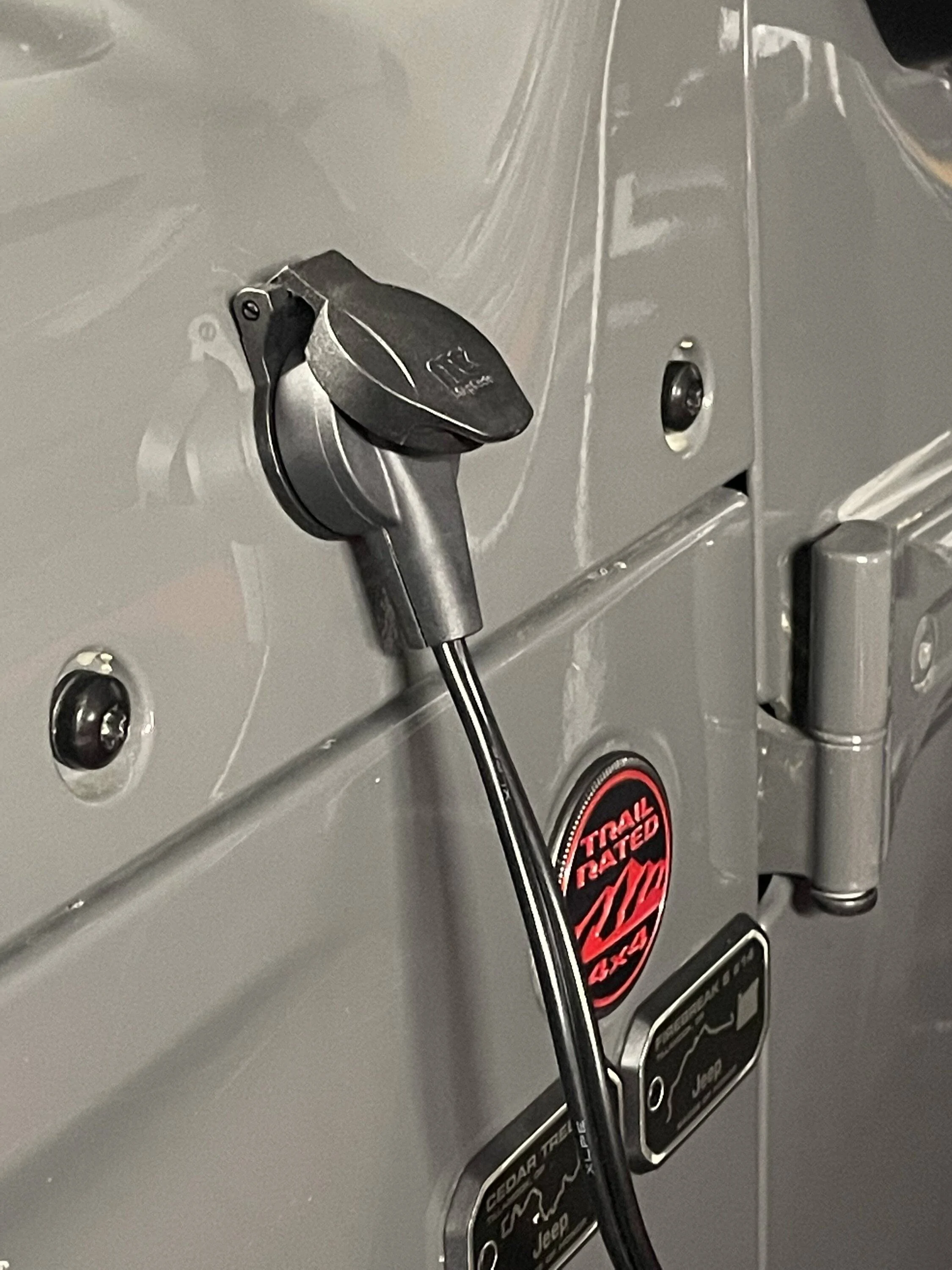Jeep Wrangler JL Break Away Trickle Charging Cords IMG_8972