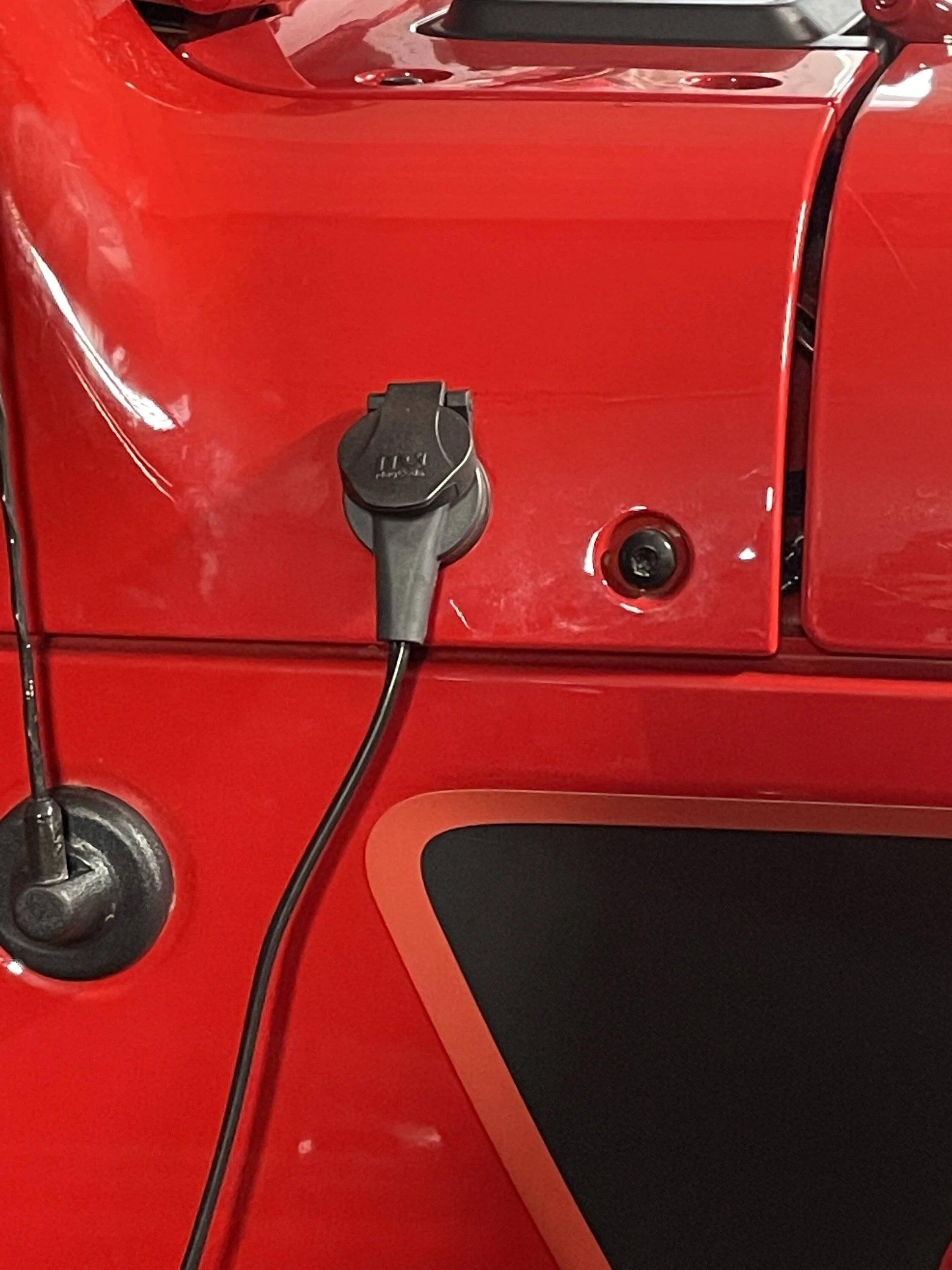 Jeep Wrangler JL Break Away Trickle Charging Cords IMG_8971