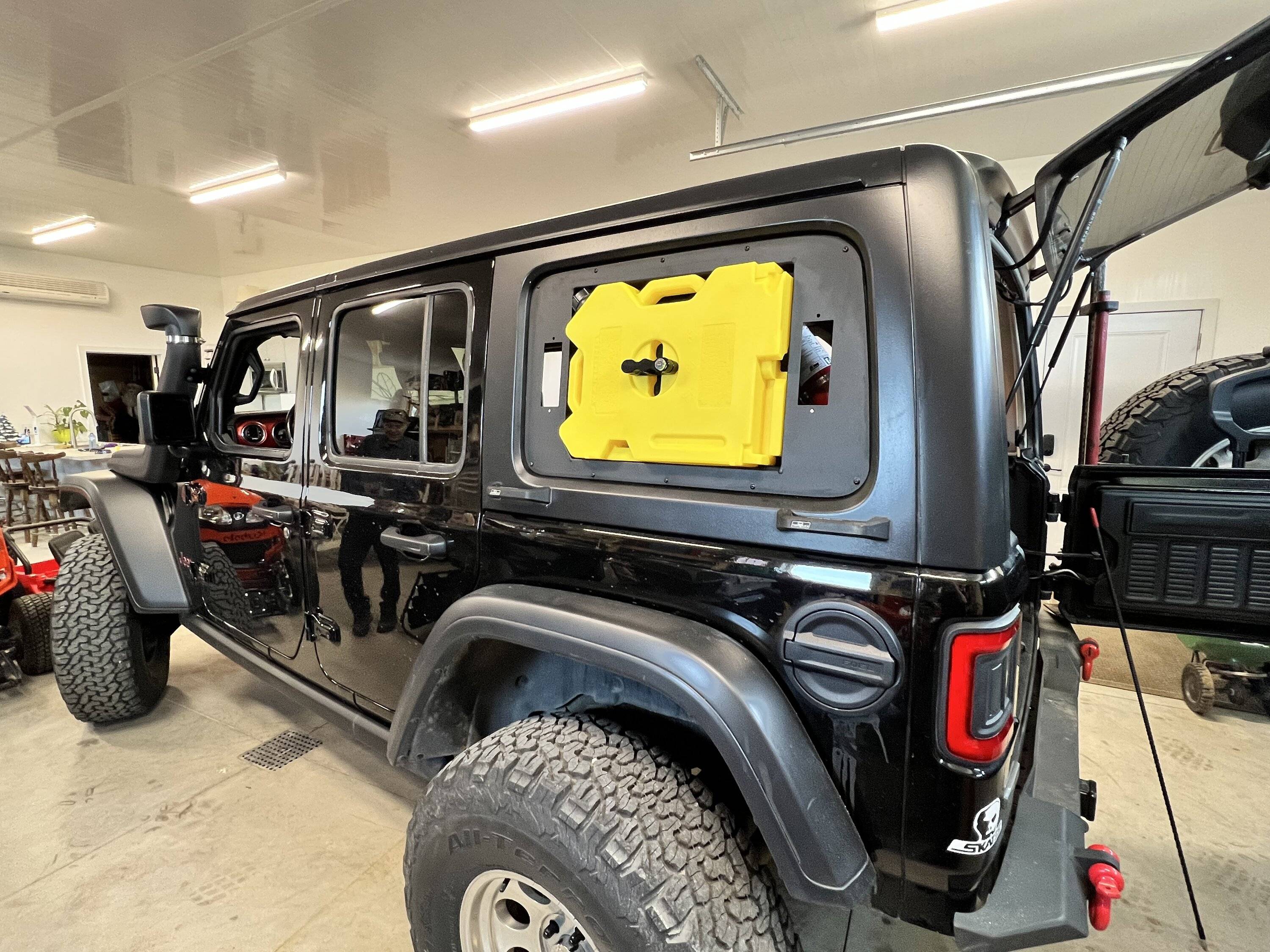 Jeep Wrangler JL Rebel Off Road Blackout Window Storage IMG_6253