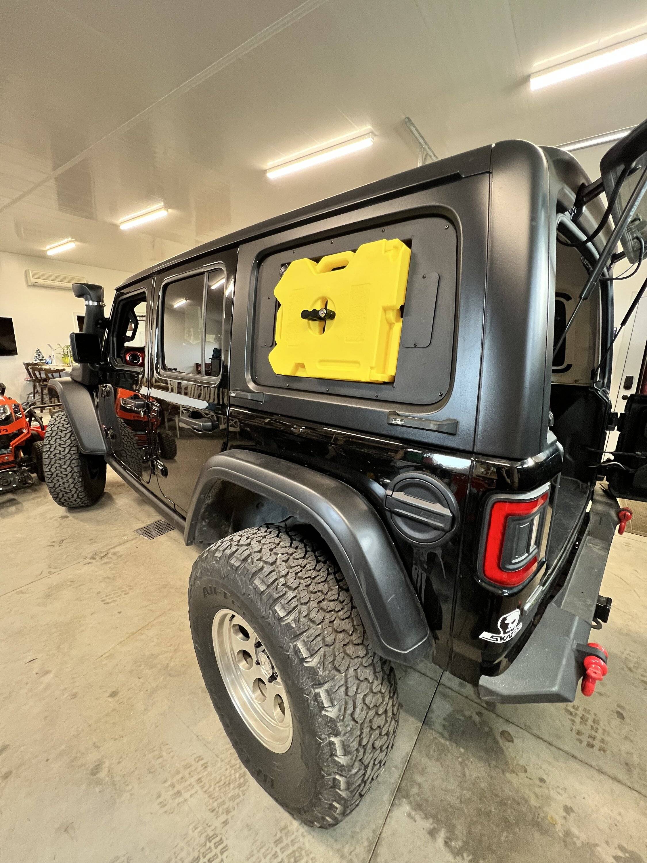 Jeep Wrangler JL Rebel Off Road Blackout Window Storage IMG_6261