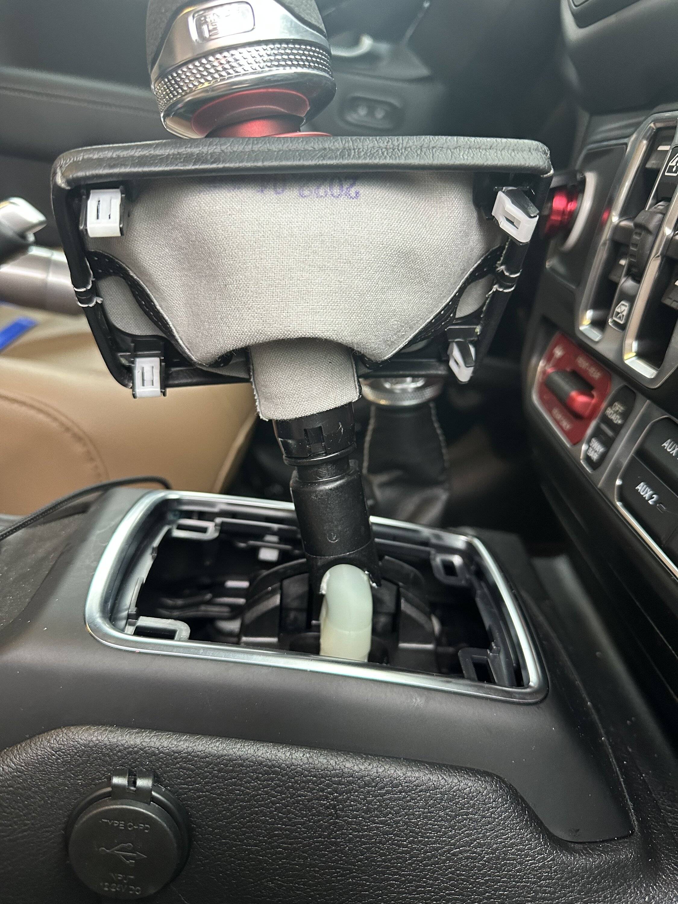 Jeep Wrangler JL USB outlet in front console? IMG_9720