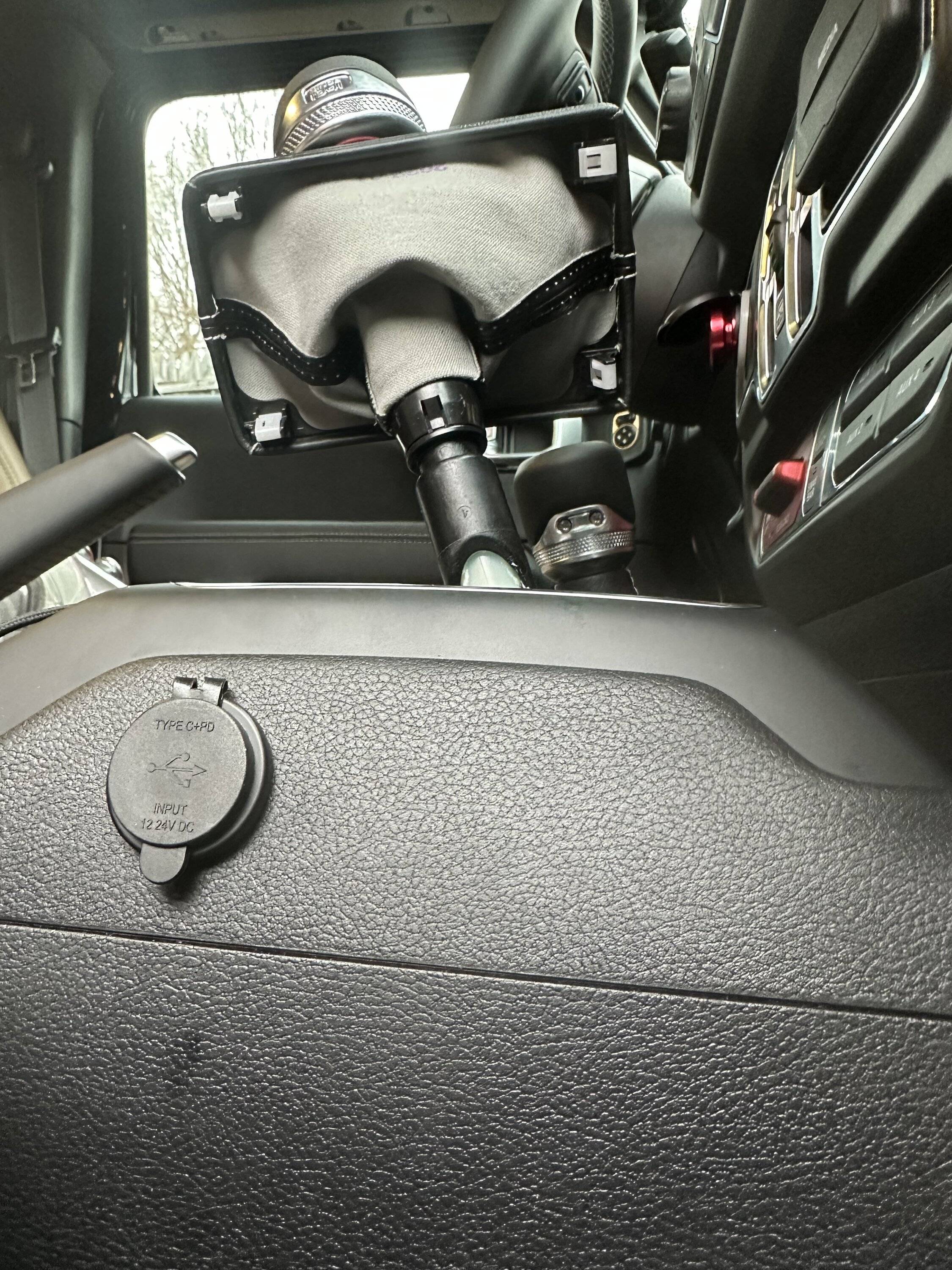 Jeep Wrangler JL USB outlet in front console? IMG_9721