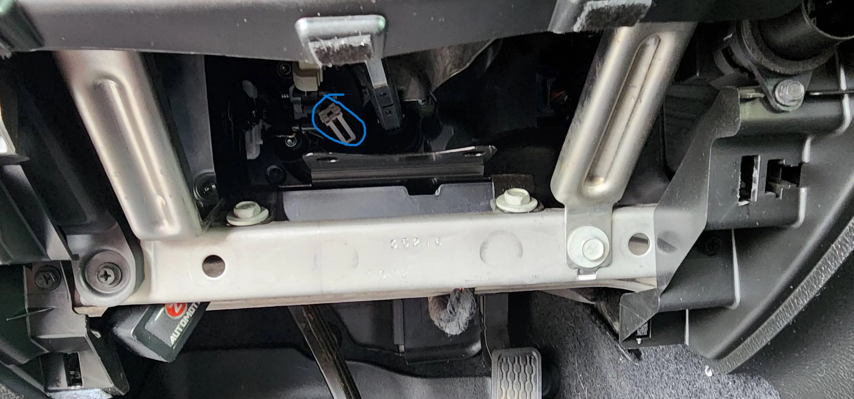 Jeep Wrangler JL Disconnected plug under steering column 20231125_094833