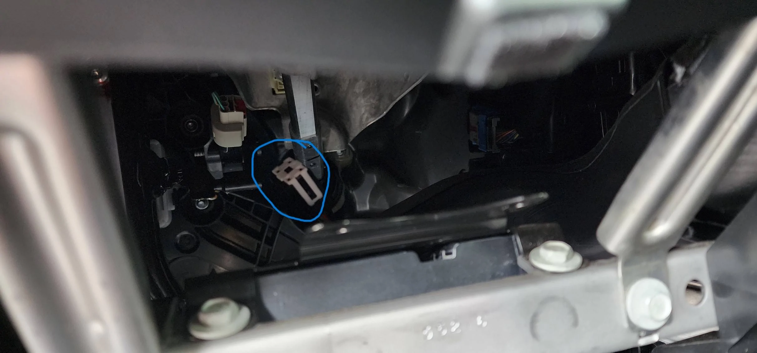 Jeep Wrangler JL Disconnected plug under steering column 20231125_094824