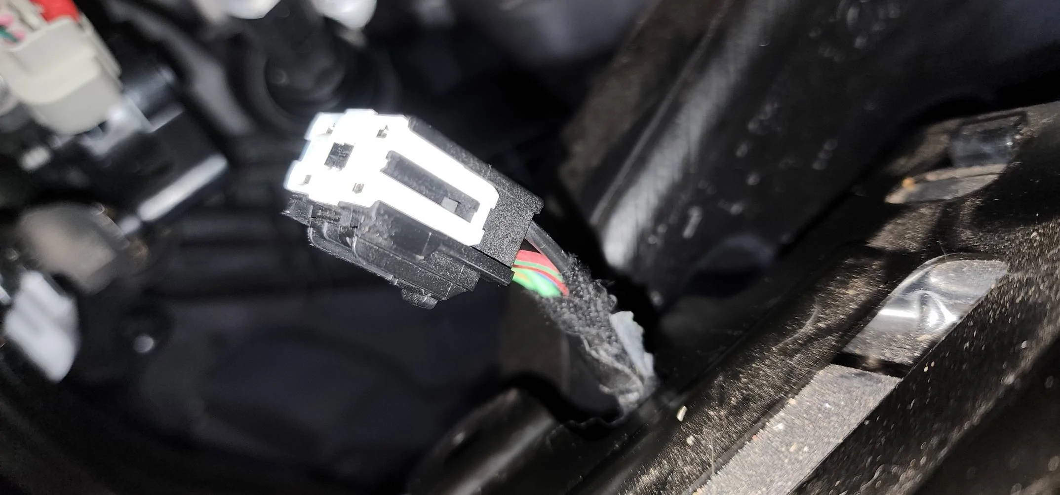 Jeep Wrangler JL Disconnected plug under steering column 20231125_094902