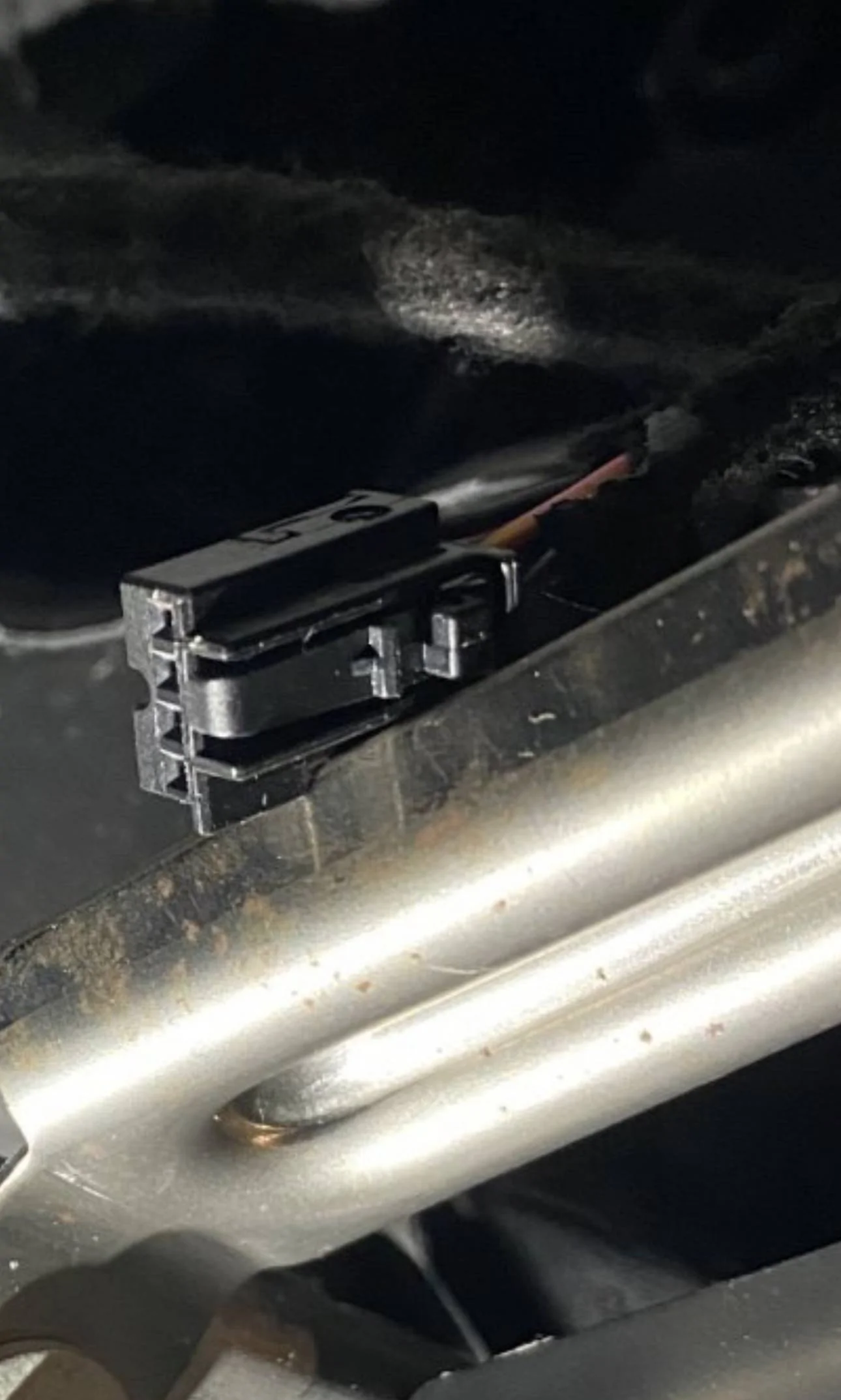 Jeep Wrangler JL Disconnected plug under steering column IMG_7347