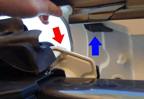 Jeep Wrangler JL Driverside Post Rattle DSC01621
