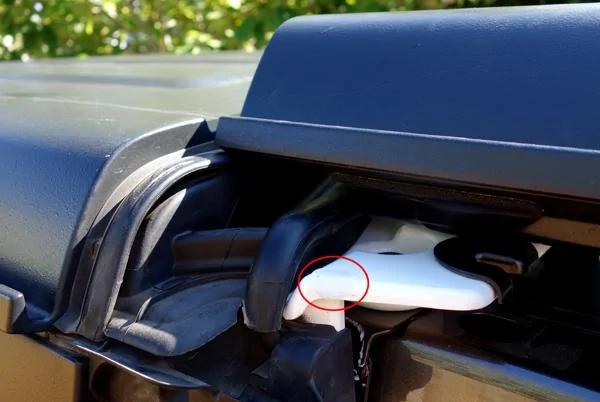 Jeep Wrangler JL Driverside Post Rattle DSC01620