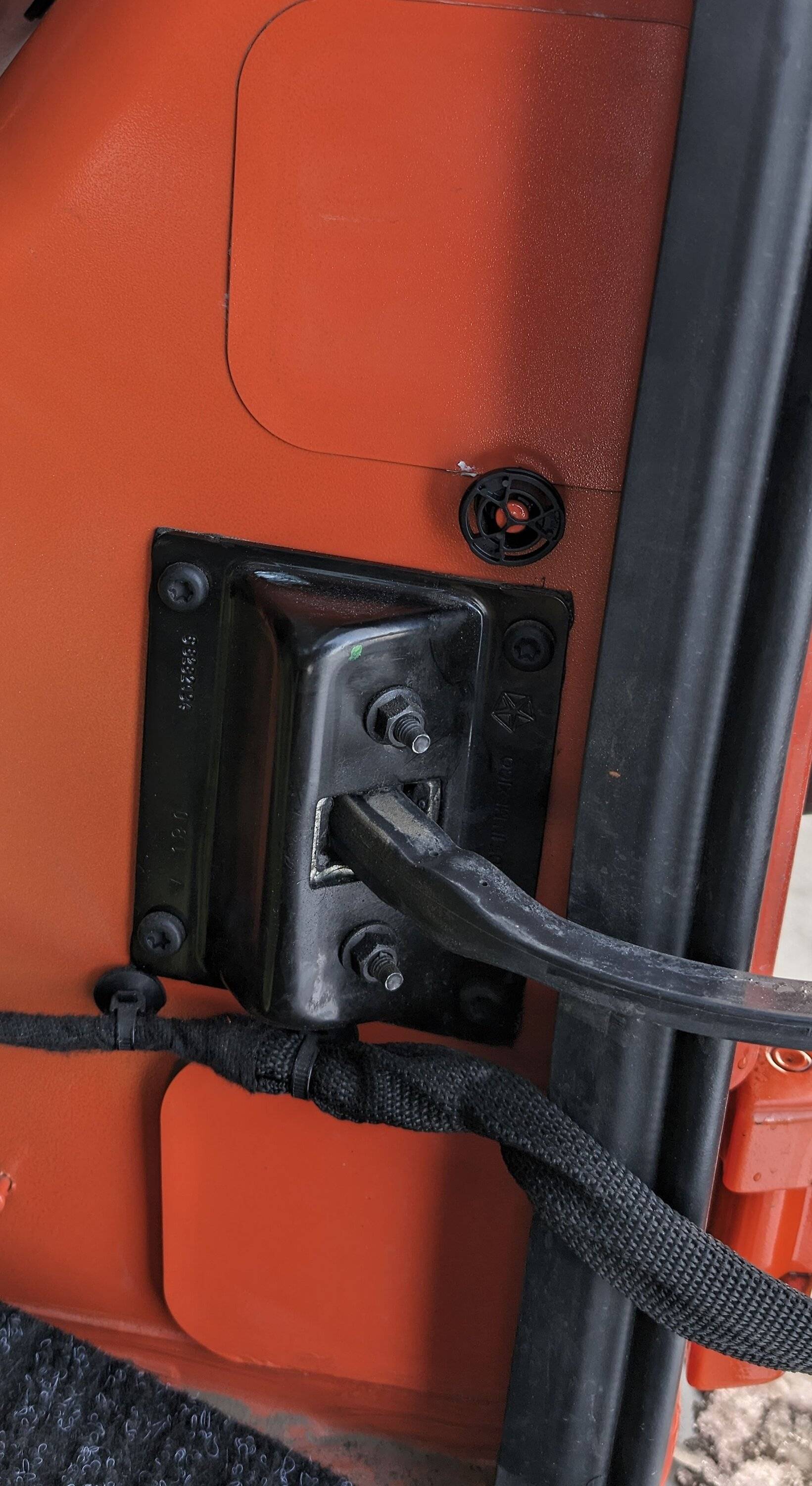 Jeep Wrangler JL Tailgate noise PXL_20231204_201952443~2