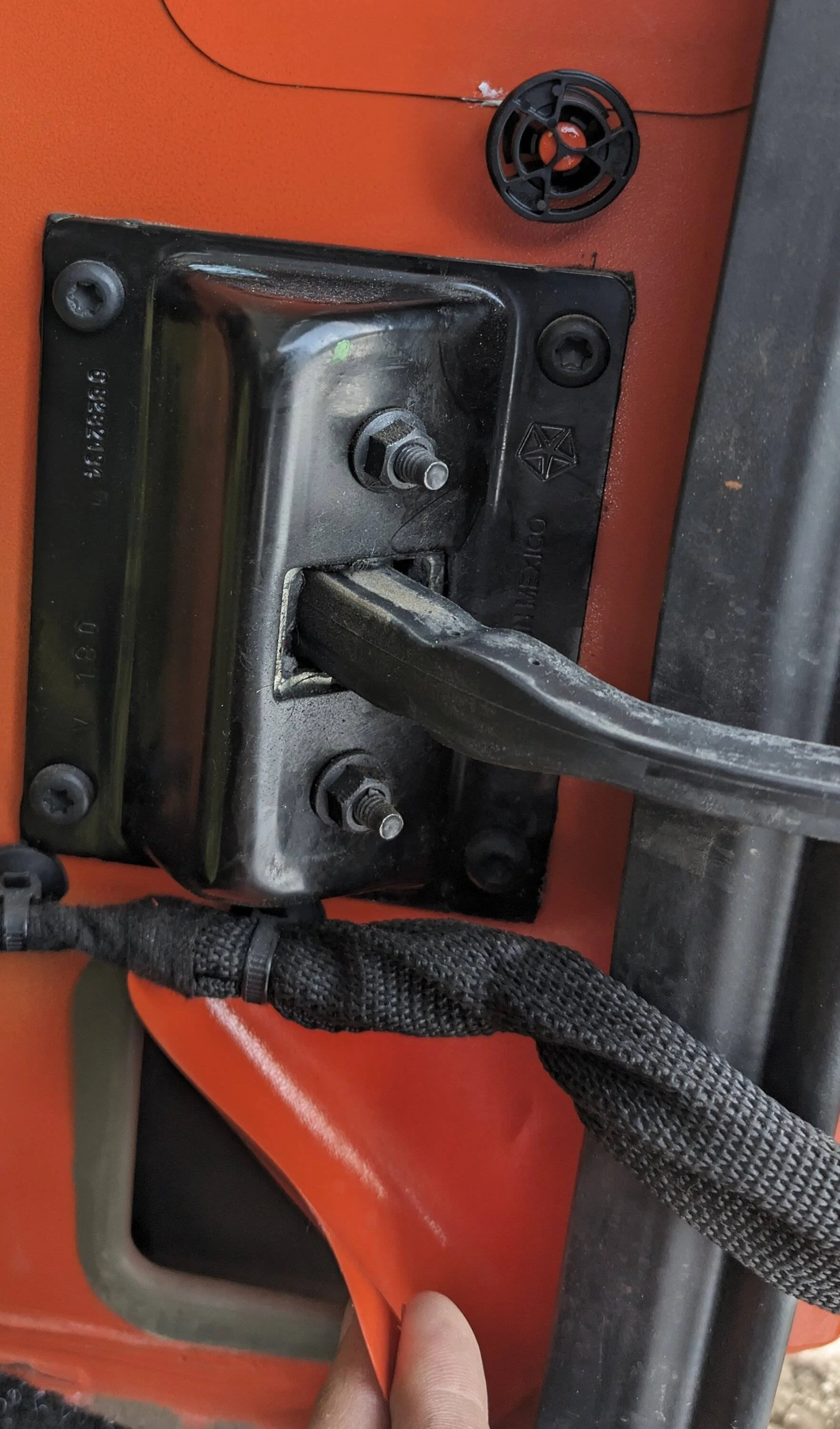 Jeep Wrangler JL Tailgate noise PXL_20231204_201947441