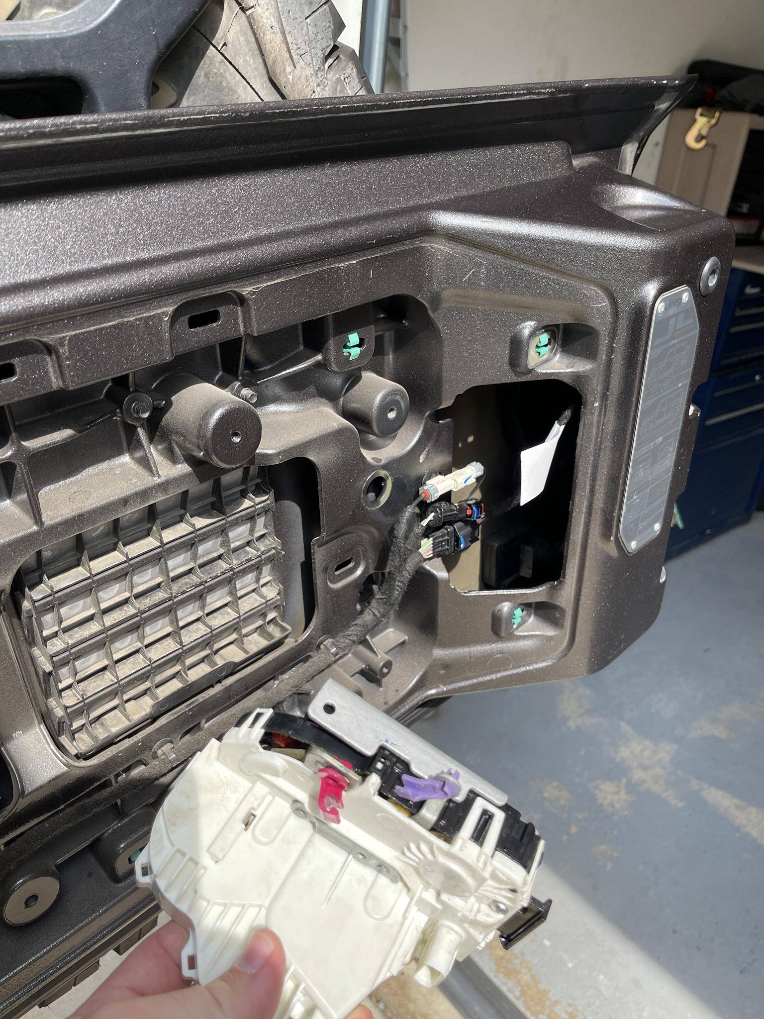 Jeep Wrangler JL My tailgate ONLY locks and unlocks manually dYJQdCP