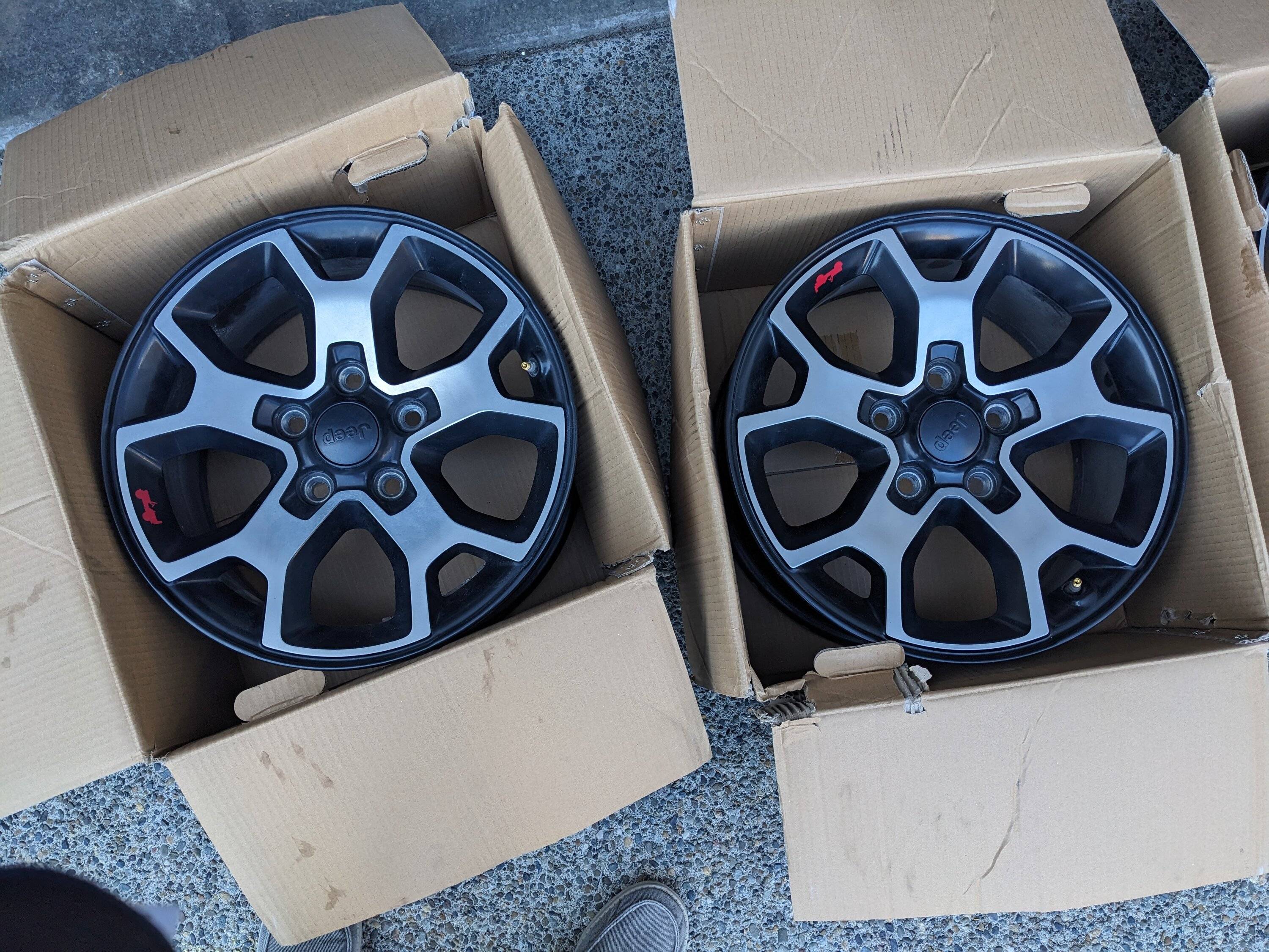 Jeep Wrangler JL 4x OEM JL Rubicon wheels $400 PXL_20230921_222911306