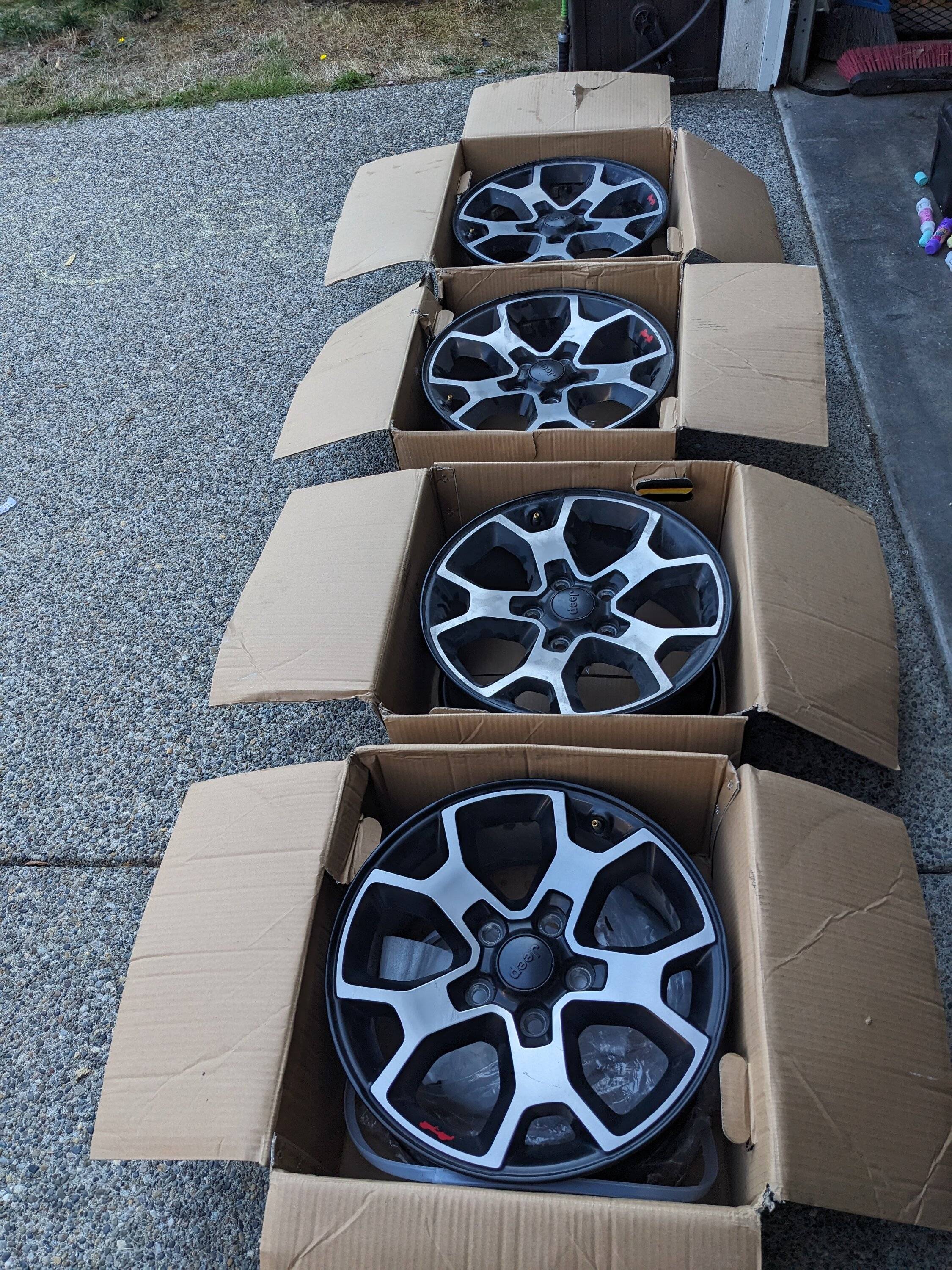 Jeep Wrangler JL 4x OEM JL Rubicon wheels $400 PXL_20230921_222457054