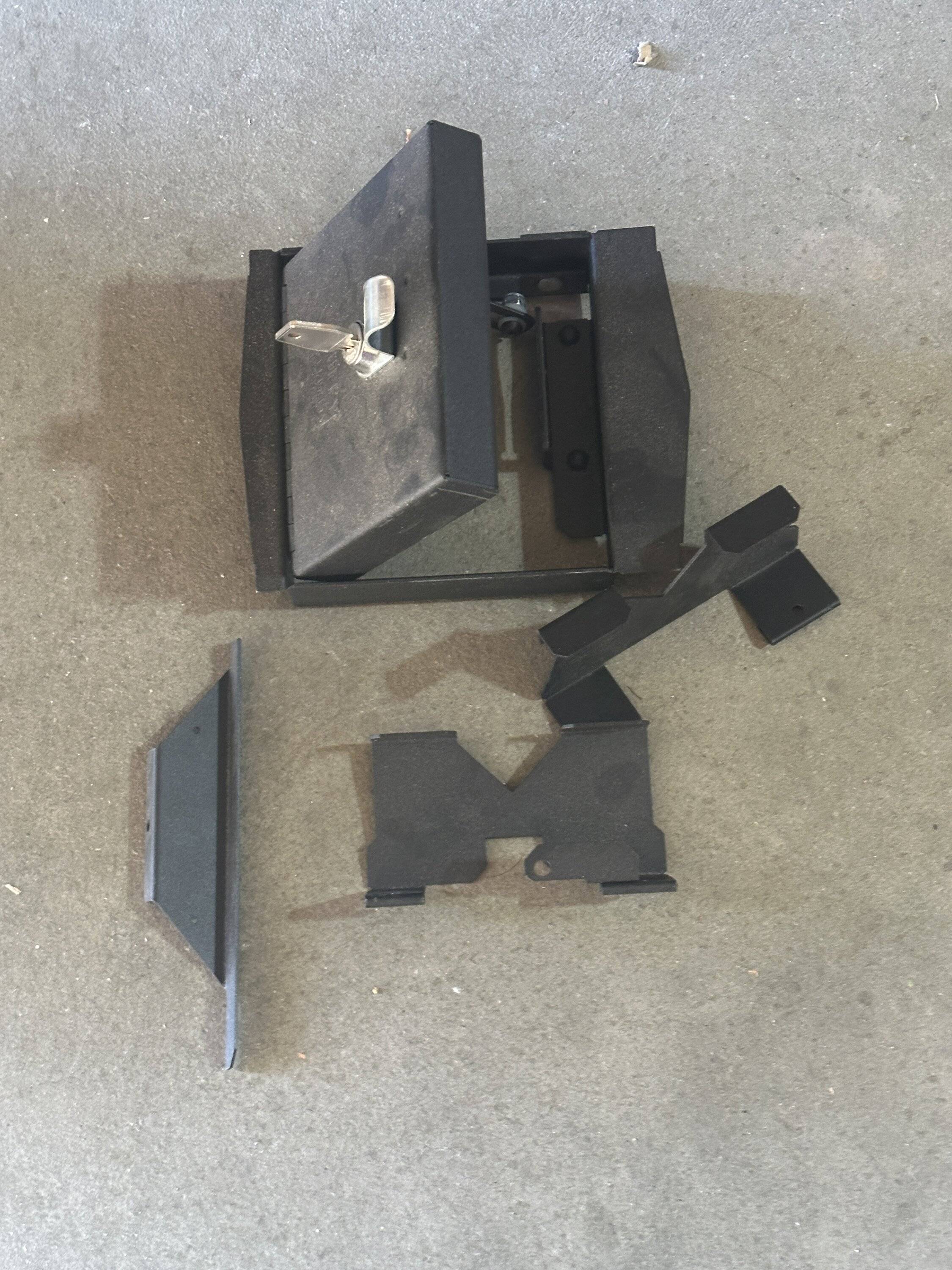 Jeep Wrangler JL JEEP CENTER CONSOLE TUFFY SECURITY SAFE IMG_2064