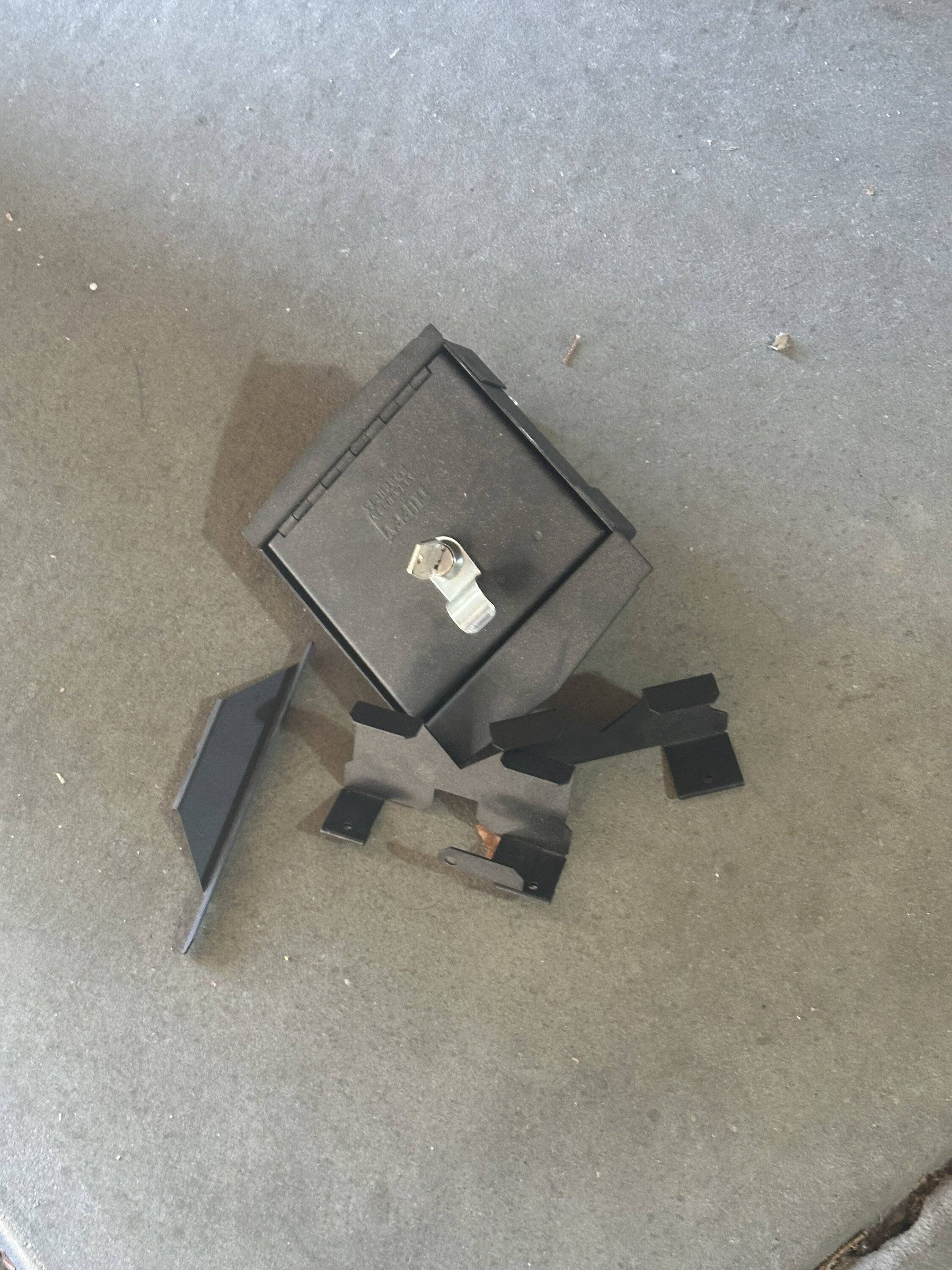 Jeep Wrangler JL JEEP CENTER CONSOLE TUFFY SECURITY SAFE IMG_2062