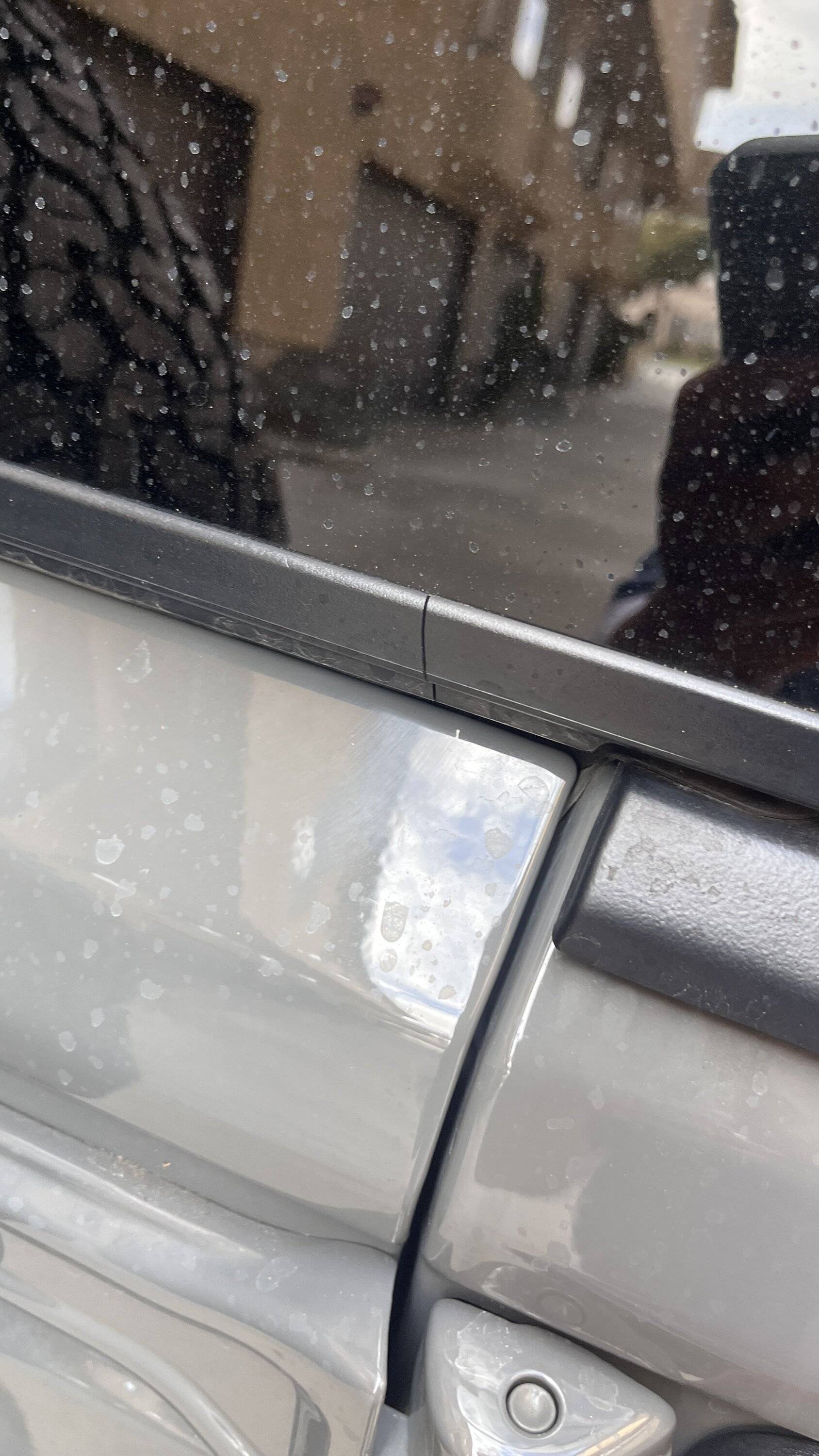 Jeep Wrangler JL Trunk window plastic part cracked. IMG_5787
