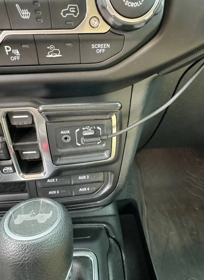 Jeep Wrangler JL Wireless Carplay and MagSafe mount Jeep plug