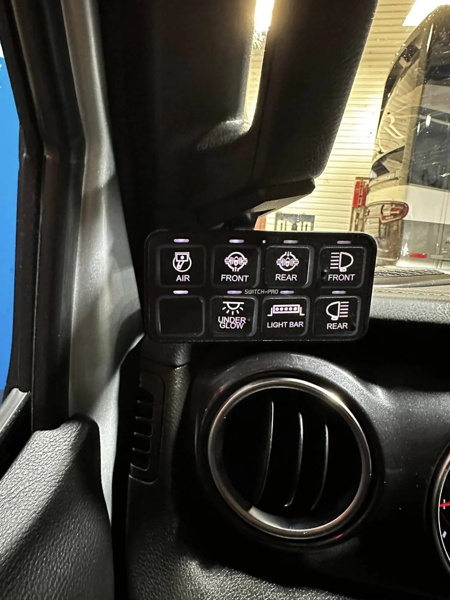 Jeep Wrangler JL Few mods on my 392 added: Yaesu 400 ham, Motobilt rear bumper, Metalcloak fenders, Sliders, Arb dual compressor and Switch Pro panel _nc_ohc=hSjPbNYweYcAX9omlRp&_nc_ht=scontent-mia3-1