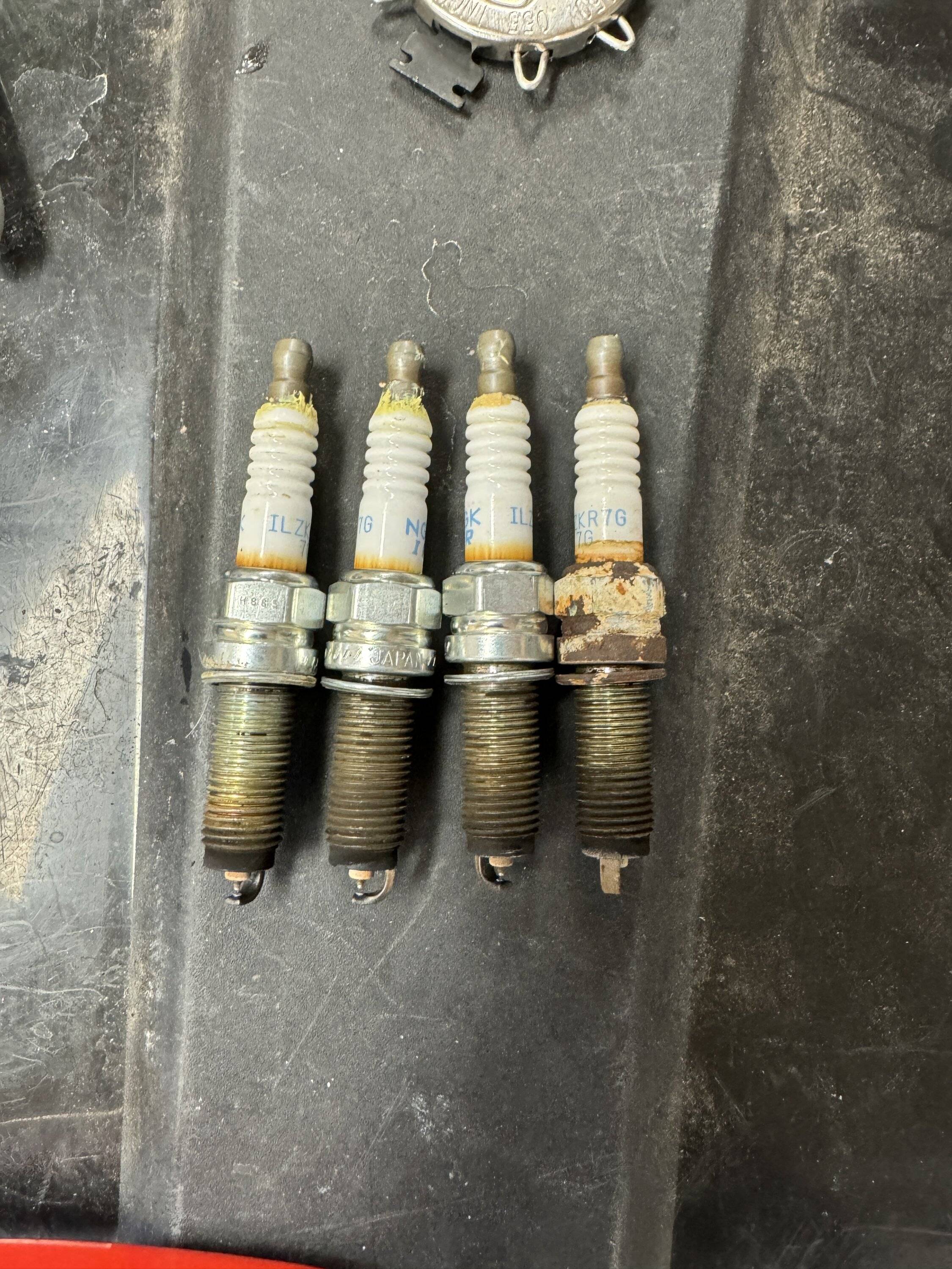 Jeep Wrangler JL 2.0 Spark plugs, #4 - corrosion IMG_8604