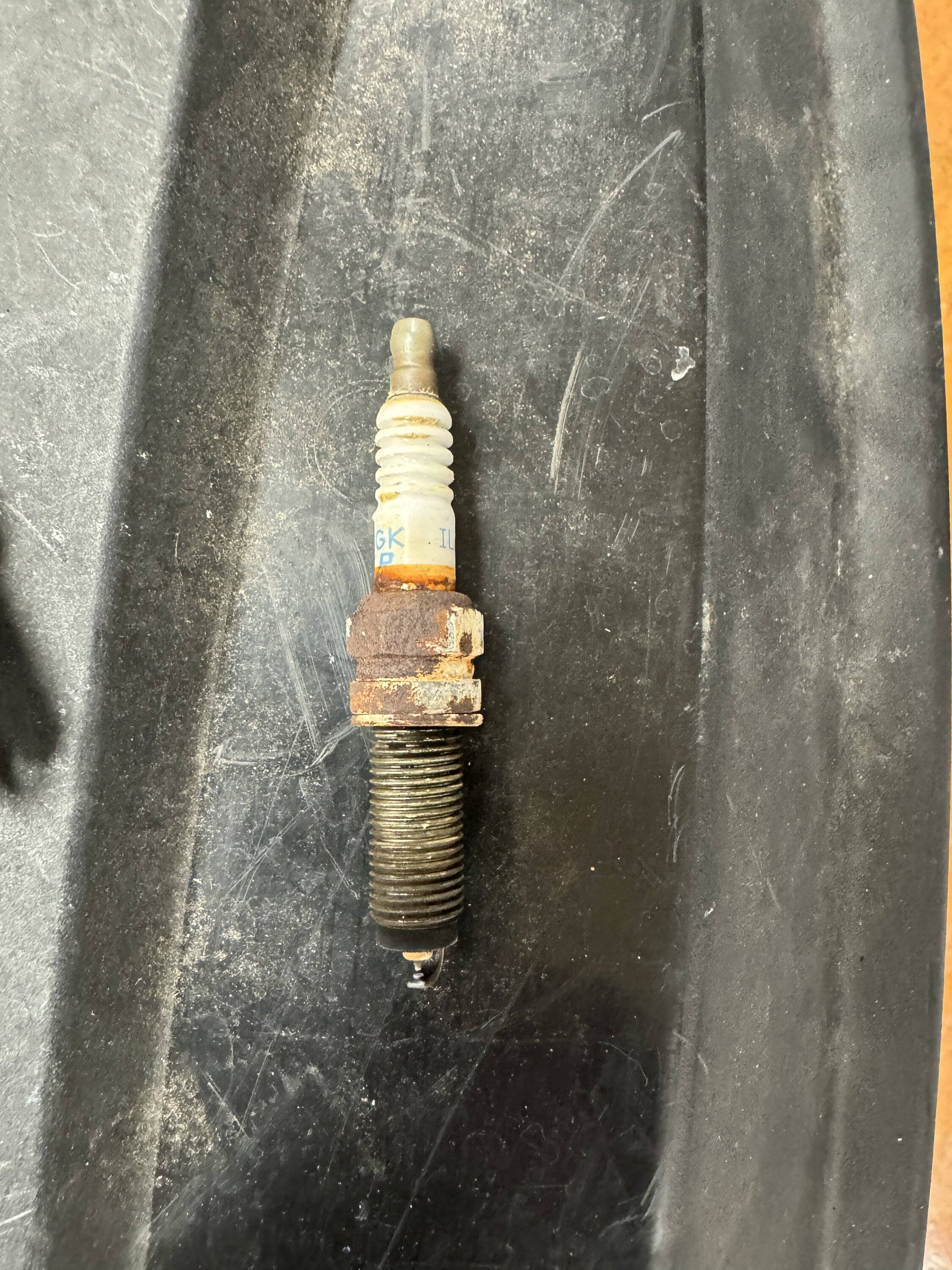 Jeep Wrangler JL 2.0 Spark plugs, #4 - corrosion IMG_8605