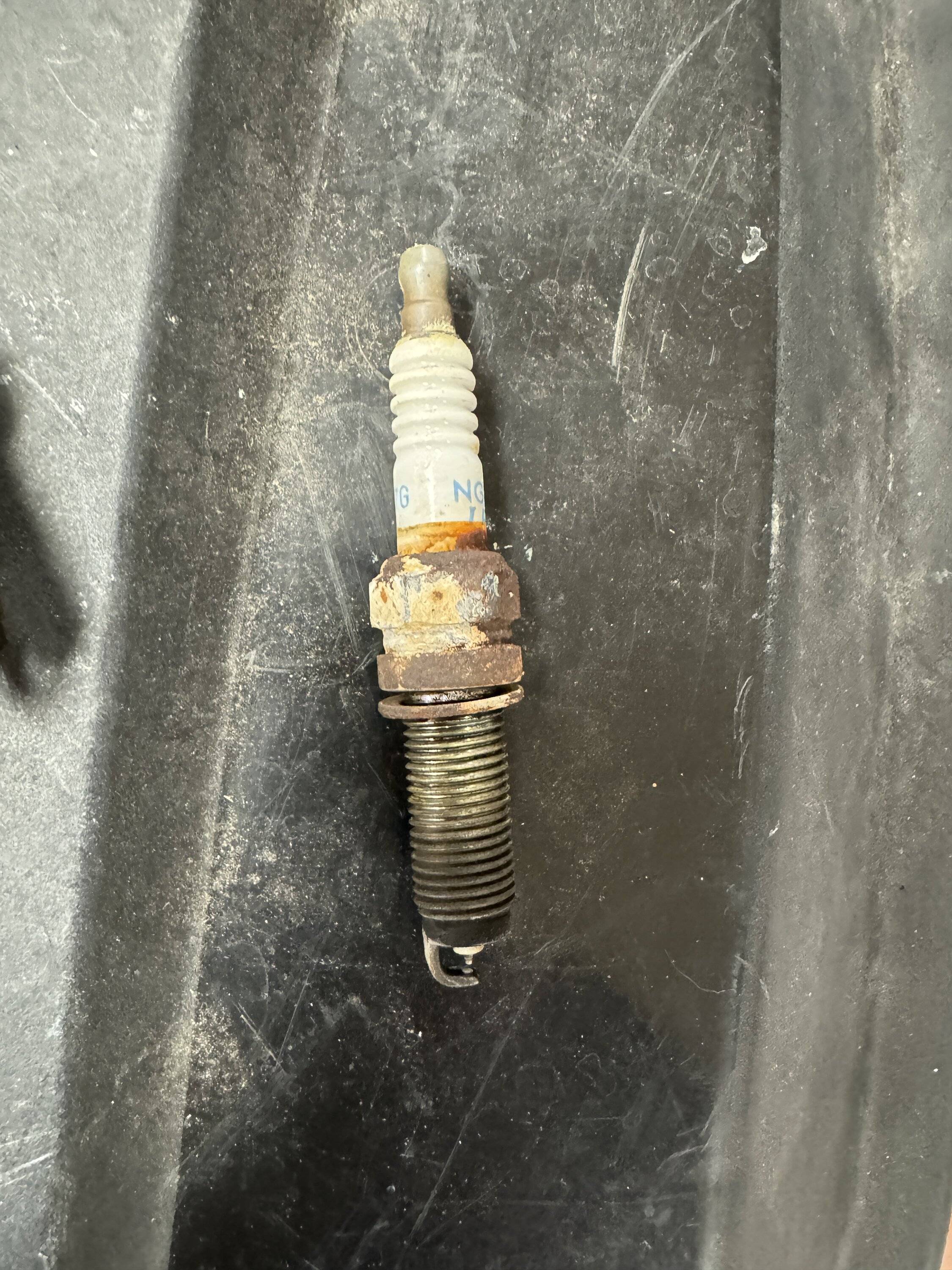 Jeep Wrangler JL 2.0 Spark plugs, #4 - corrosion IMG_8606