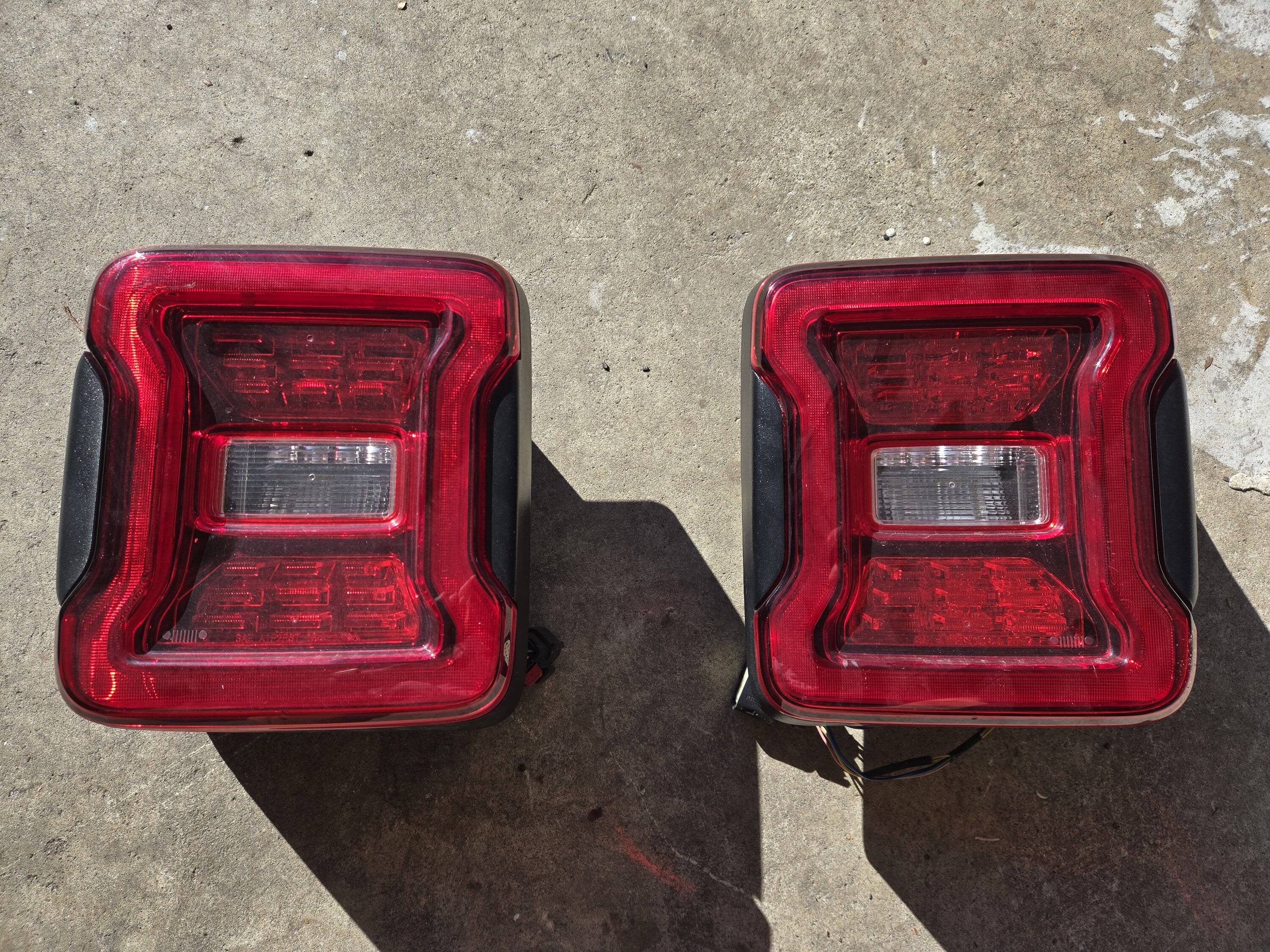 Jeep Wrangler JL OEM LED Taillights w/ Lane Change Avoidance 1000000810