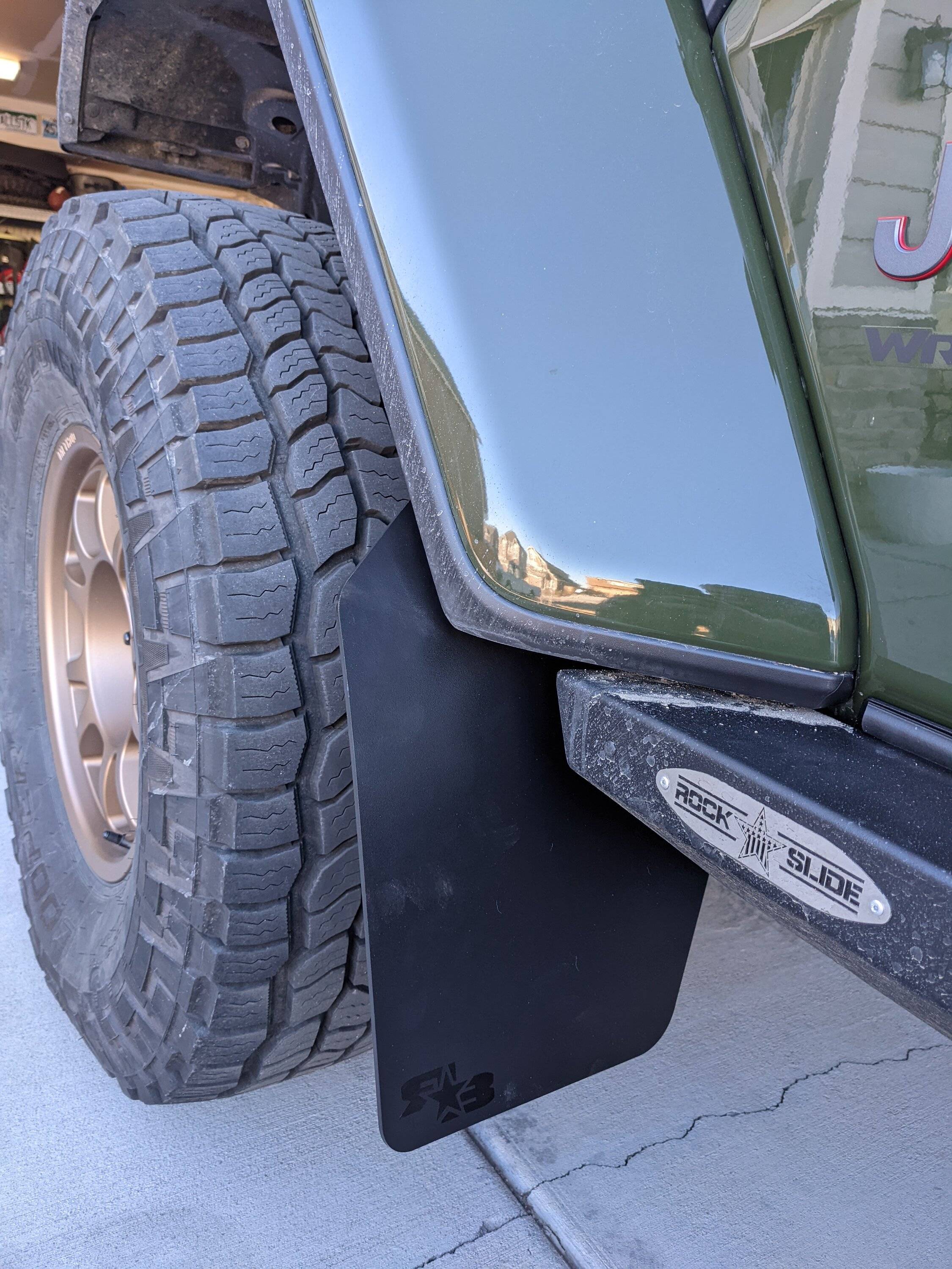 Jeep Wrangler JL AMP Power Steps and front mudflaps PXL_20220130_223139488