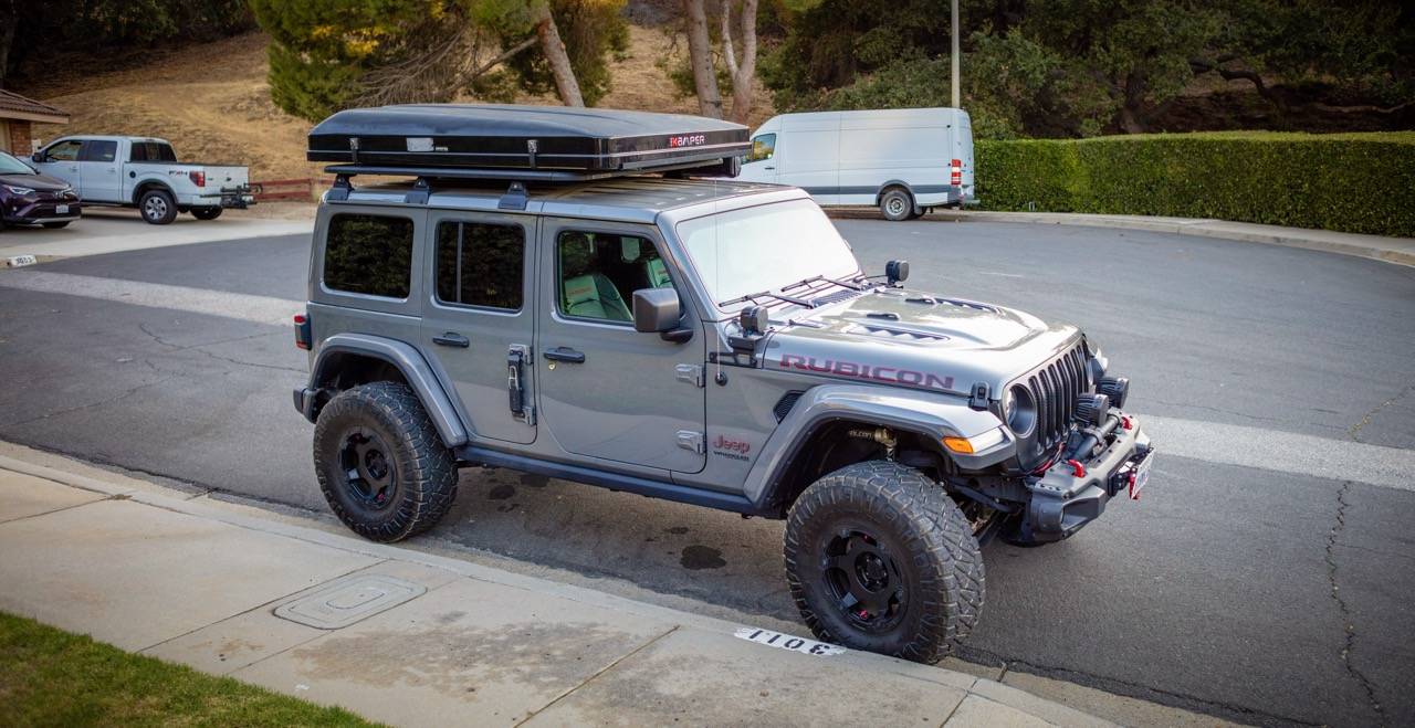 Jeep Wrangler JL Contemplating a RTT JEEP-53 Lar