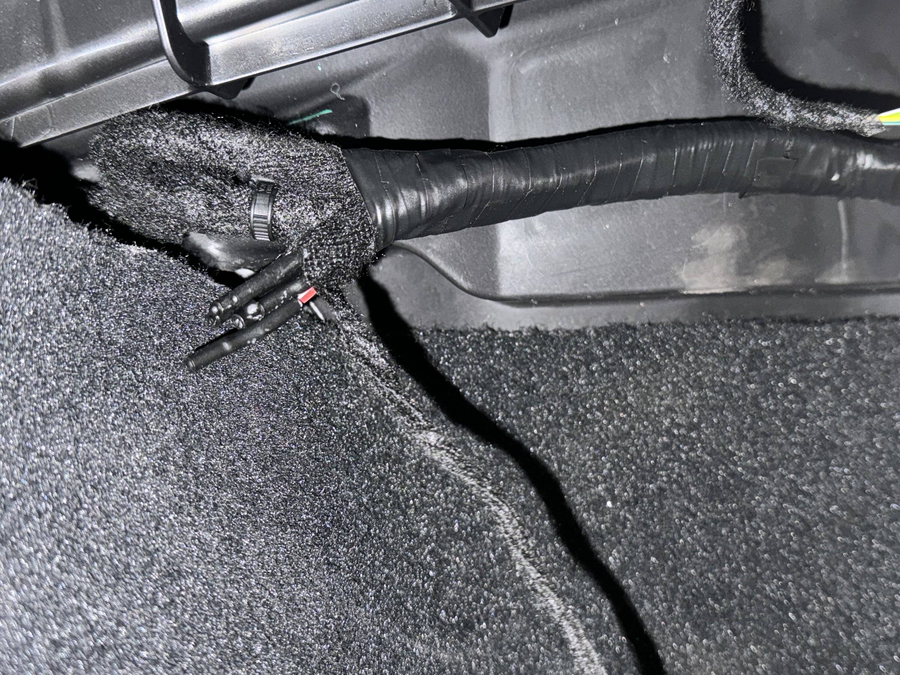 Jeep Wrangler JL Accessory Wire Bundle Under the Dash IMG_0296