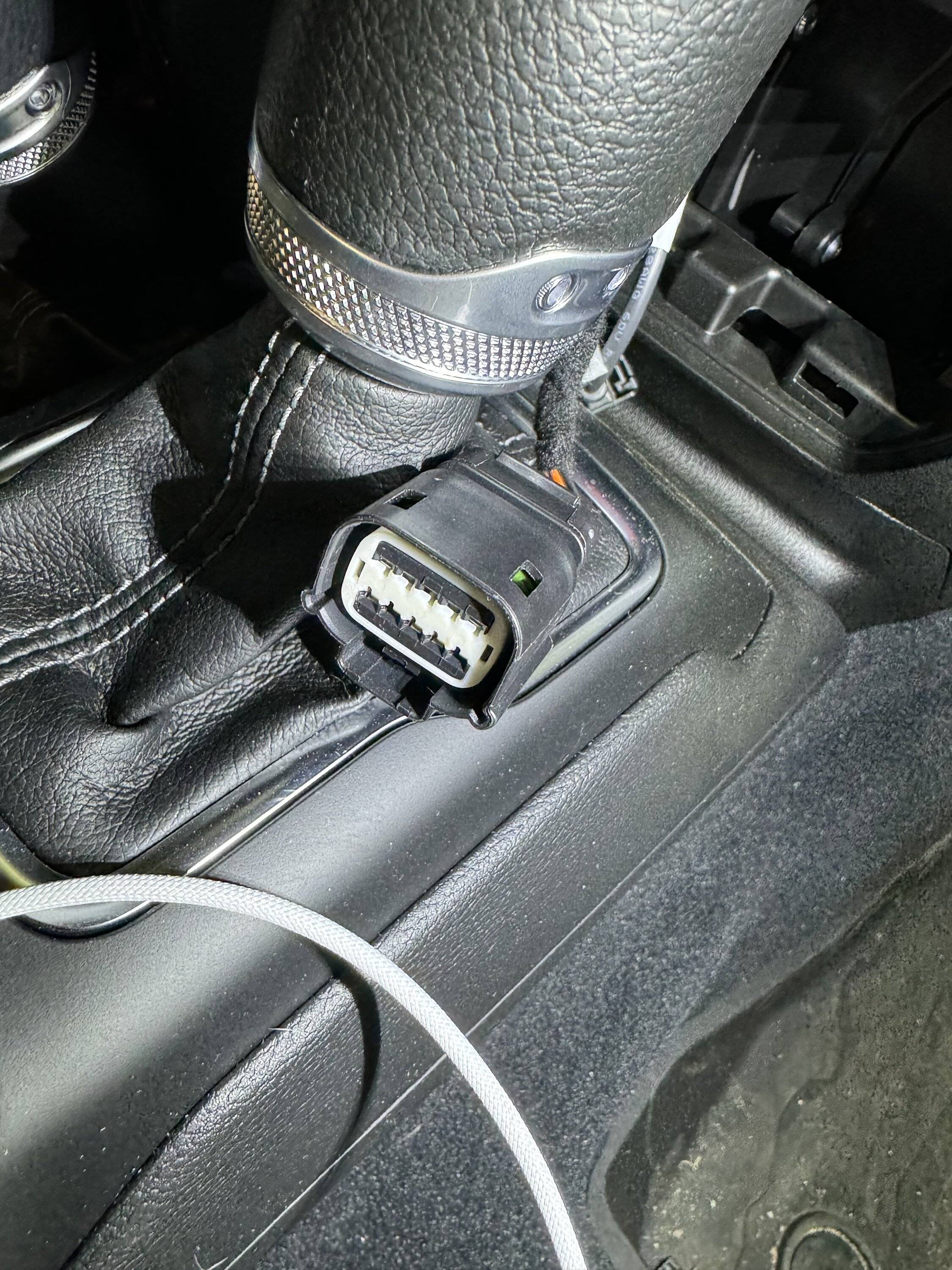 Jeep Wrangler JL Accessory Wire Bundle Under the Dash IMG_0301