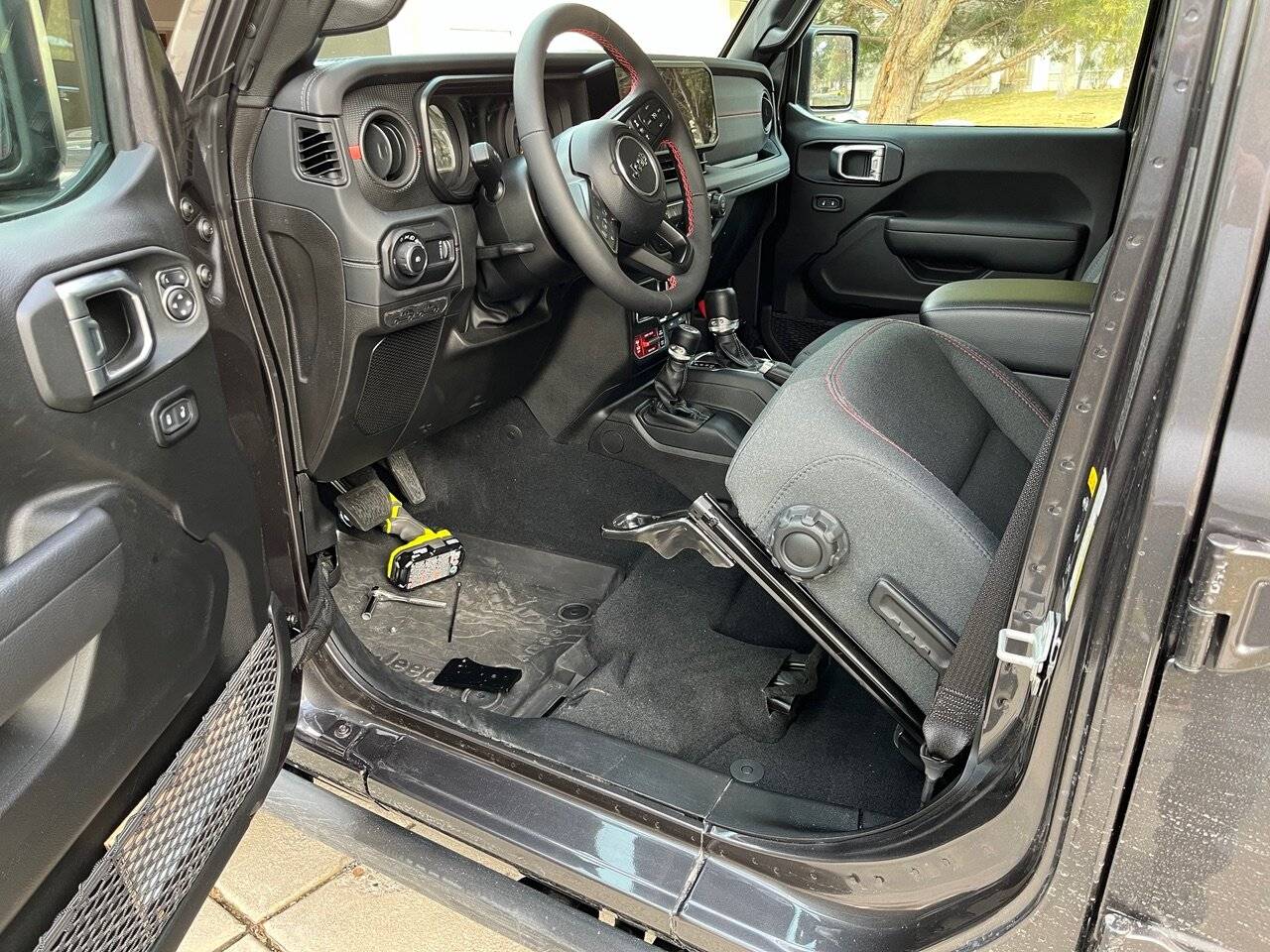 Jeep Wrangler JL MORE Dead Pedal on 2024? seat