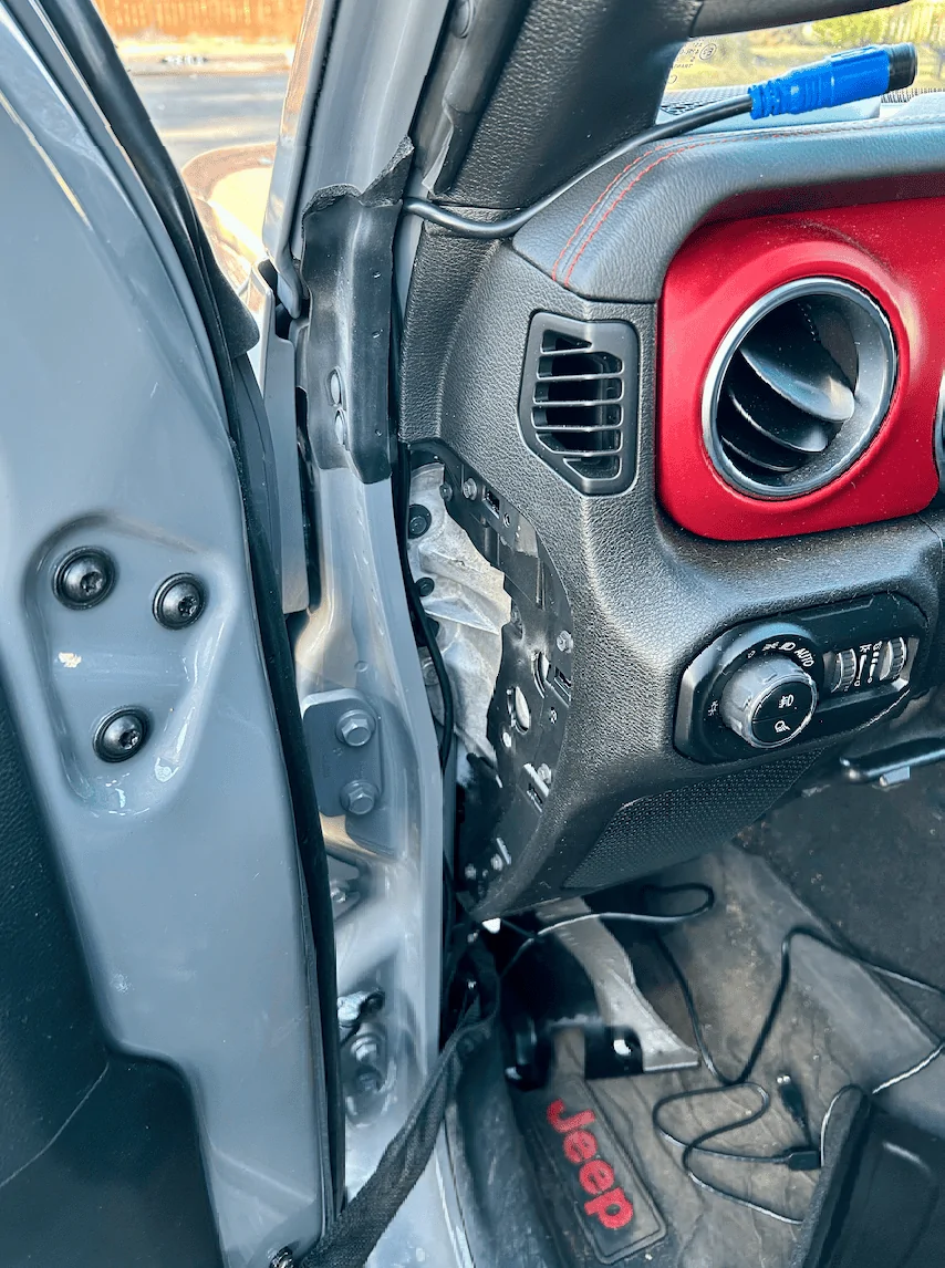 Jeep Wrangler JL How To: Install Stinger 4-camera DVR system & Echomaster 7" screen monitor cable routed via end ca