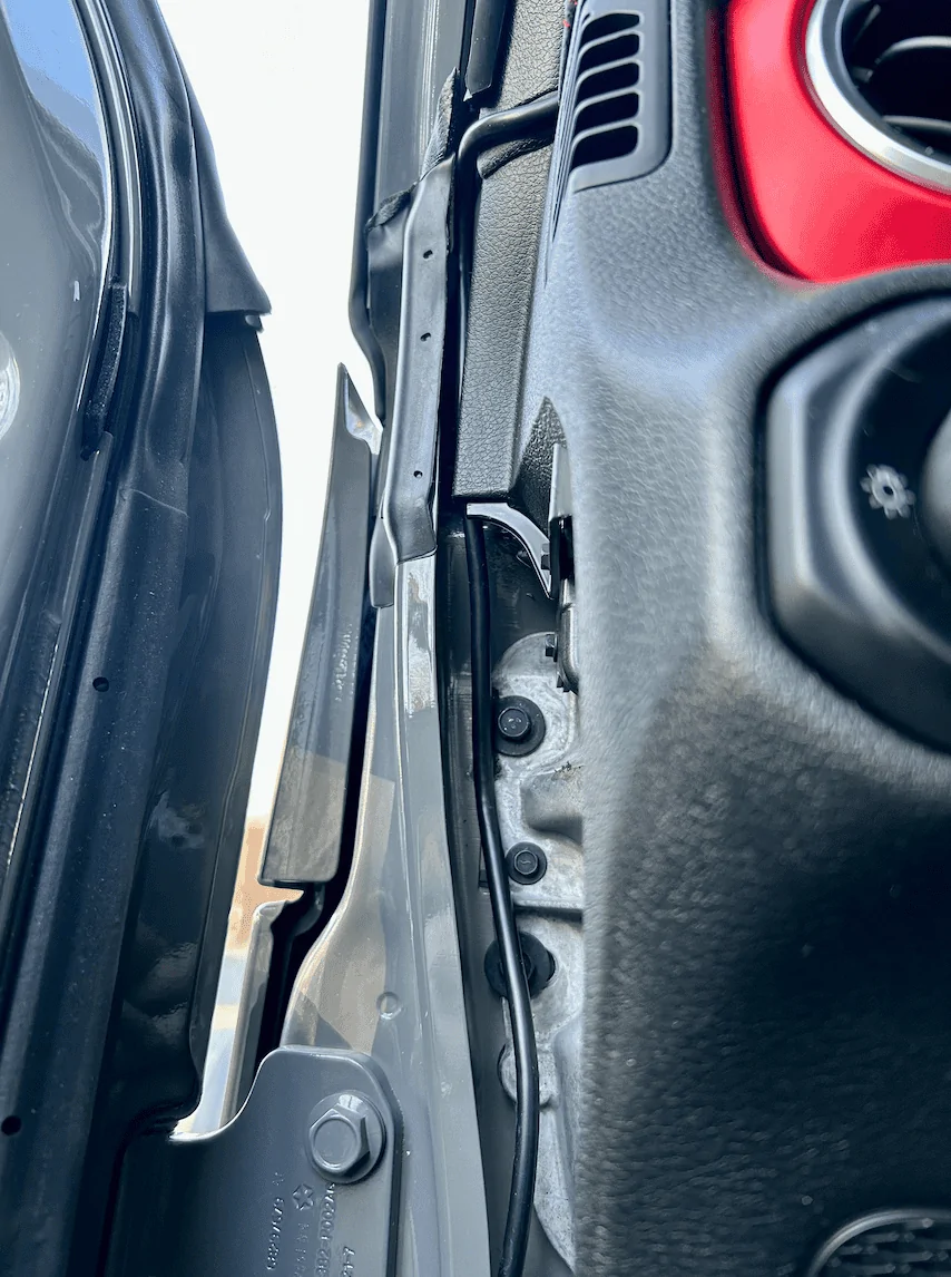 Jeep Wrangler JL How To: Install Stinger 4-camera DVR system & Echomaster 7" screen monitor cable routed via end cap 2