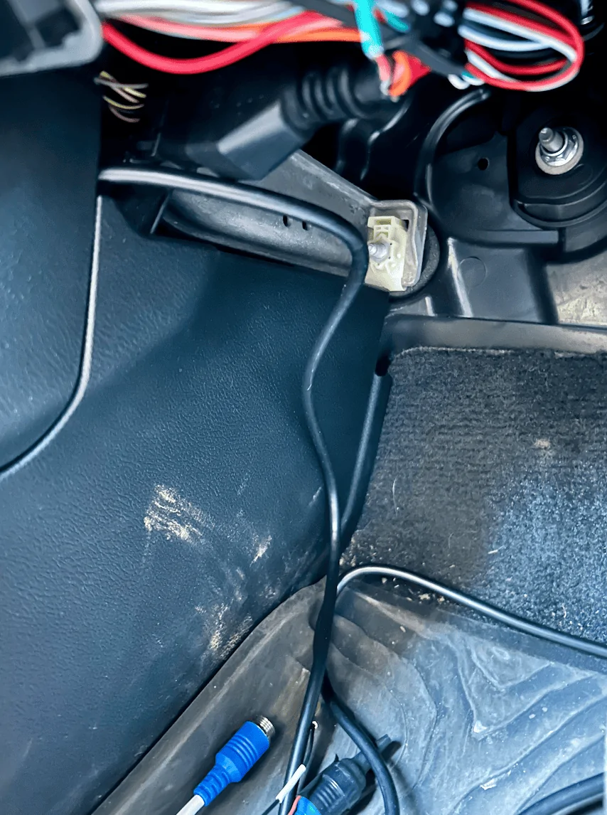 Jeep Wrangler JL How To: Install Stinger 4-camera DVR system & Echomaster 7" screen Monitor cable exiting door wiring harness area
