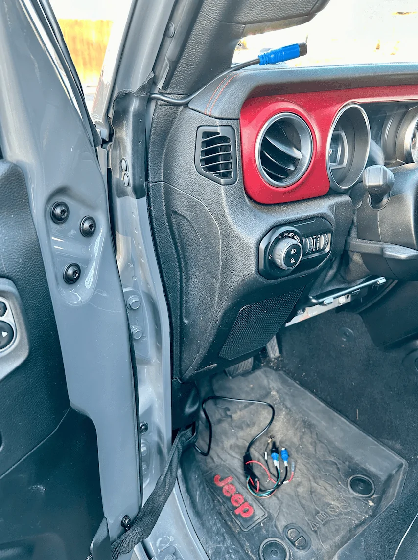 Jeep Wrangler JL How To: Install Stinger 4-camera DVR system & Echomaster 7" screen put end cap back on