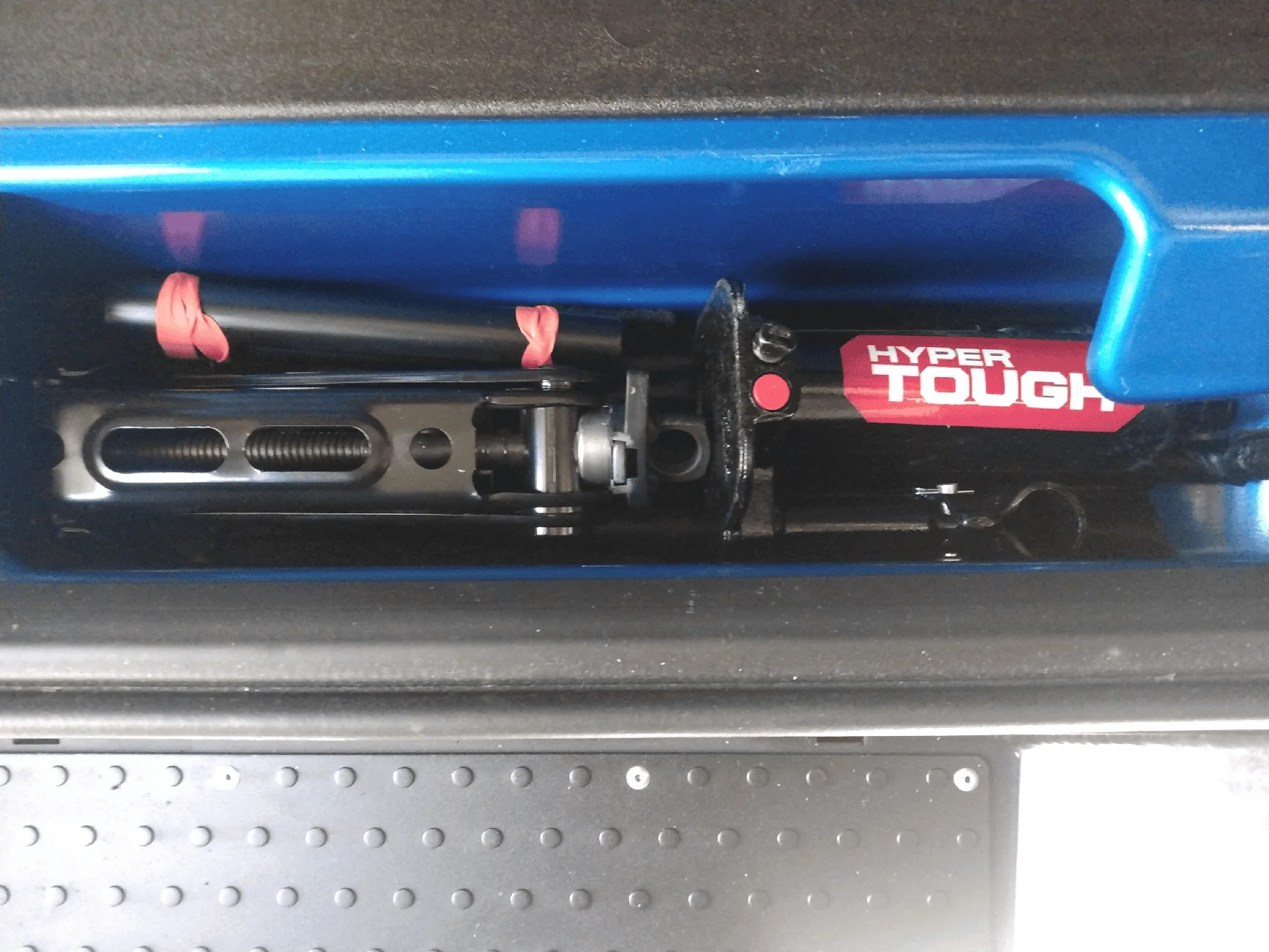 Jeep Wrangler JL factory scissor jack jack