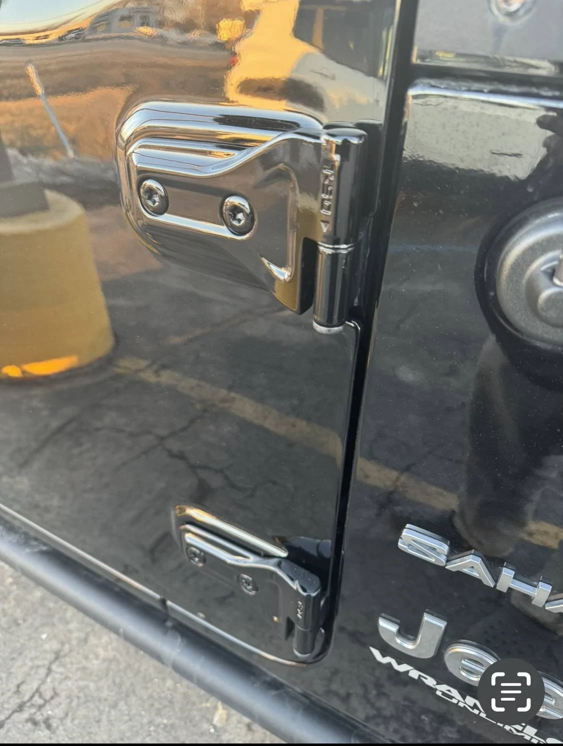 Jeep Wrangler JL Bubbles in Paint at Door Hinges IMG_2015