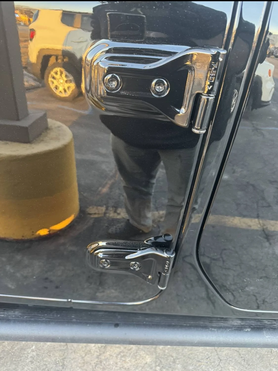 Jeep Wrangler JL Bubbles in Paint at Door Hinges IMG_2016