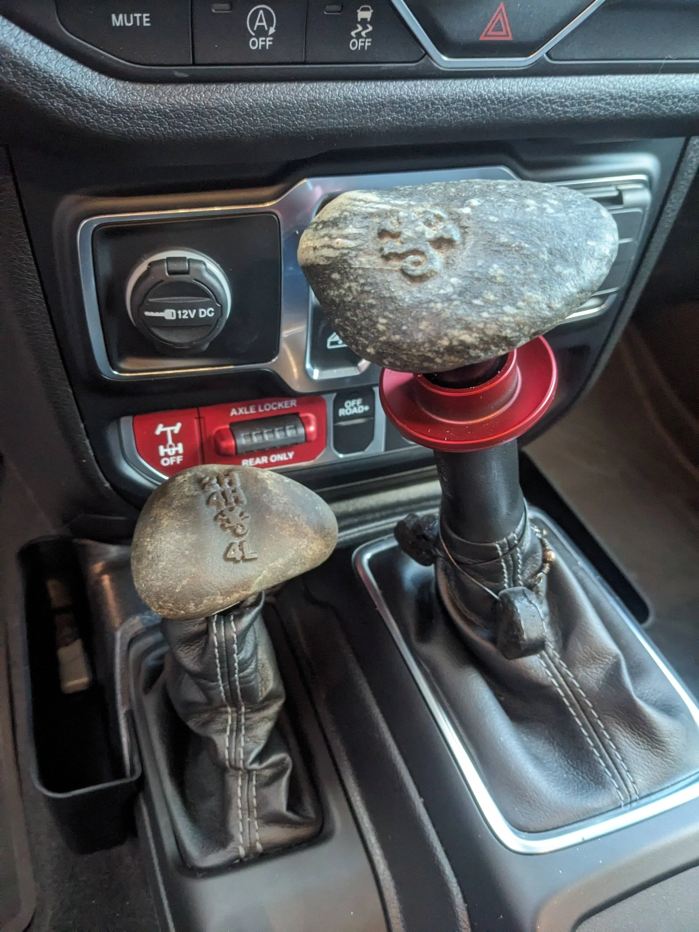 Jeep Wrangler JL 2024 Manual Shift and transfer case knob replacement PXL_20240304_214925448.MP