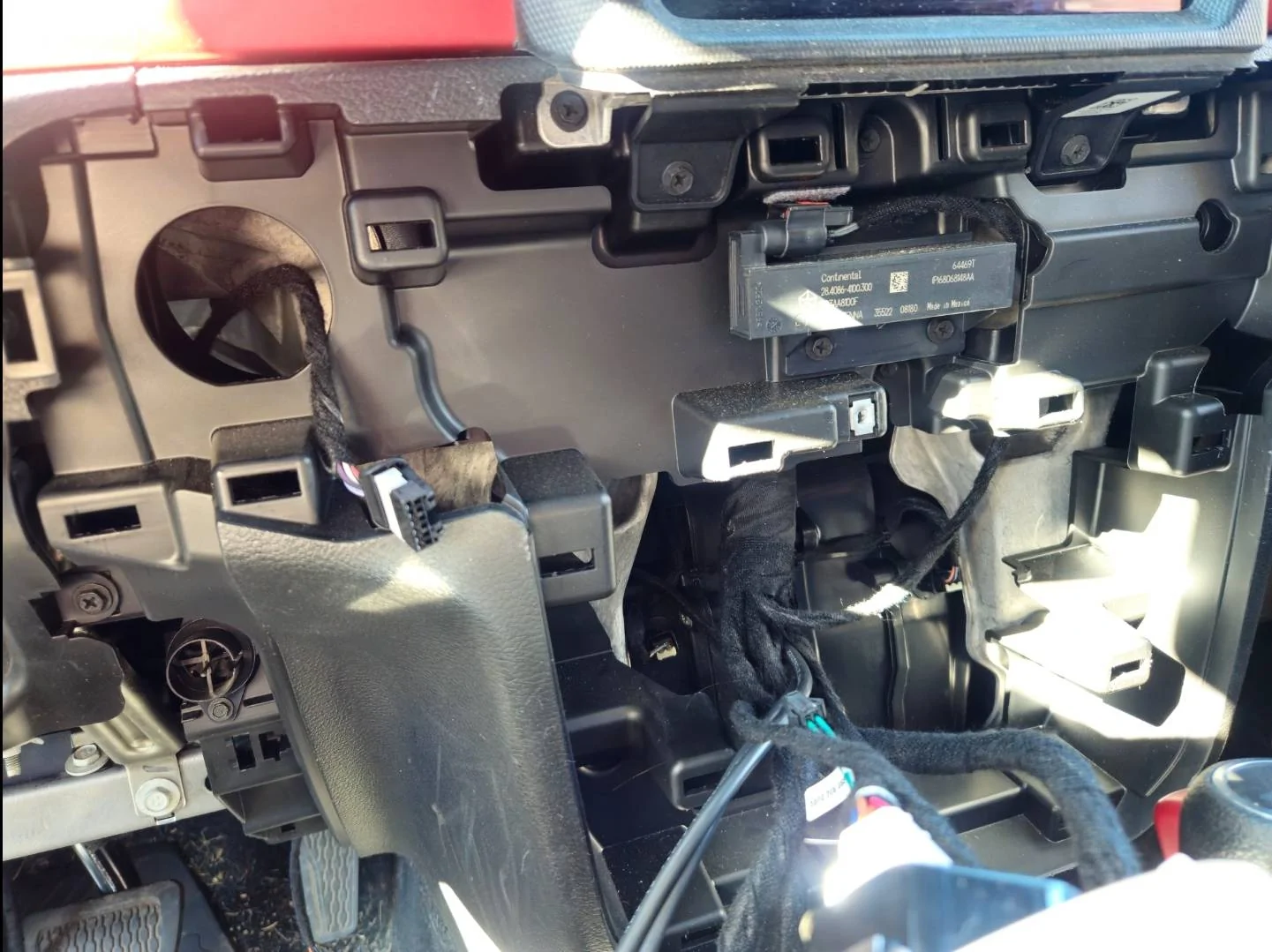 Jeep Wrangler JL Is this just an extra plug? Screenshot_20240316_155333_Gallery