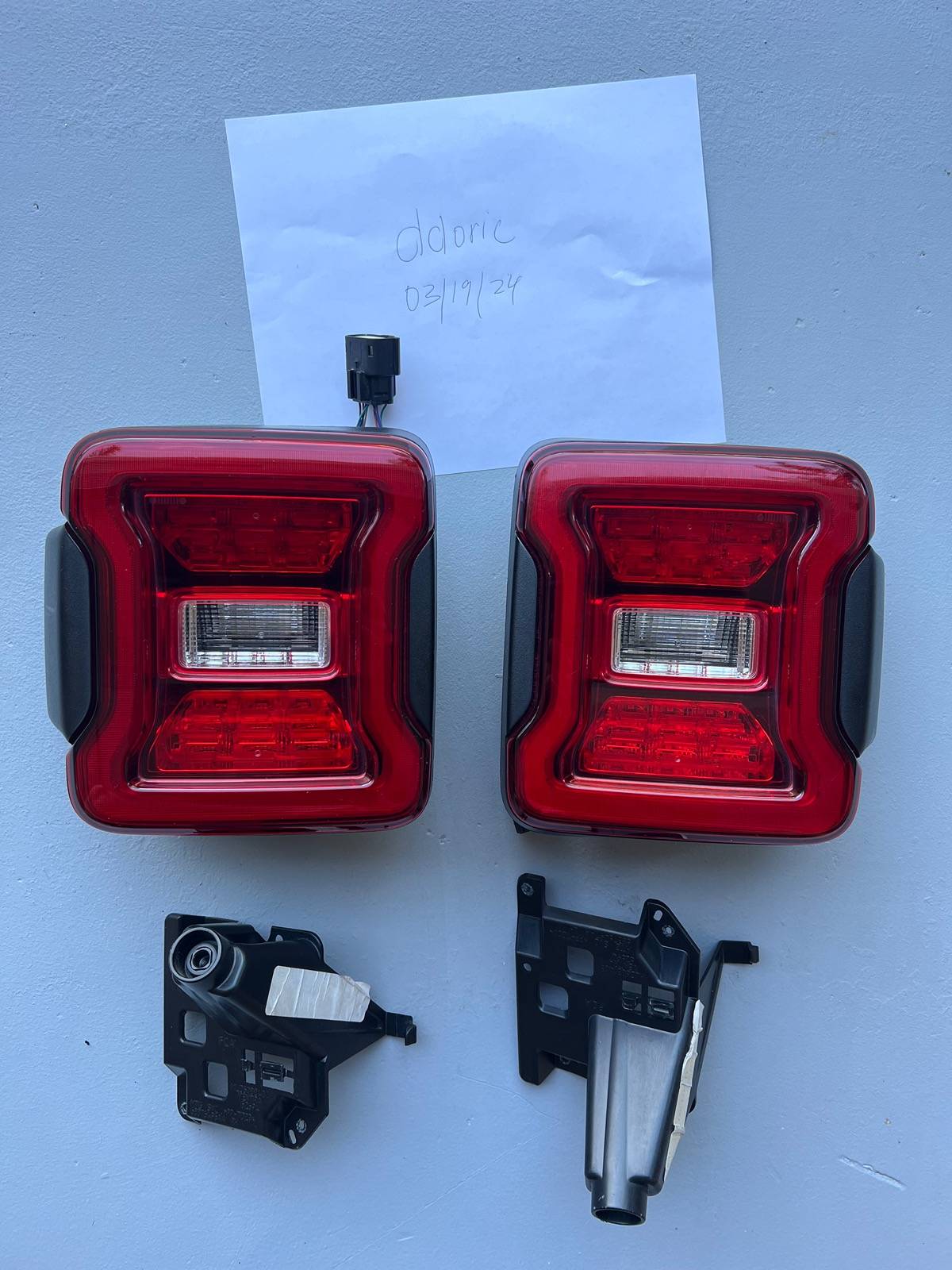 Jeep Wrangler JL LED Tail Lights OEM w/o sensor IMG_9935
