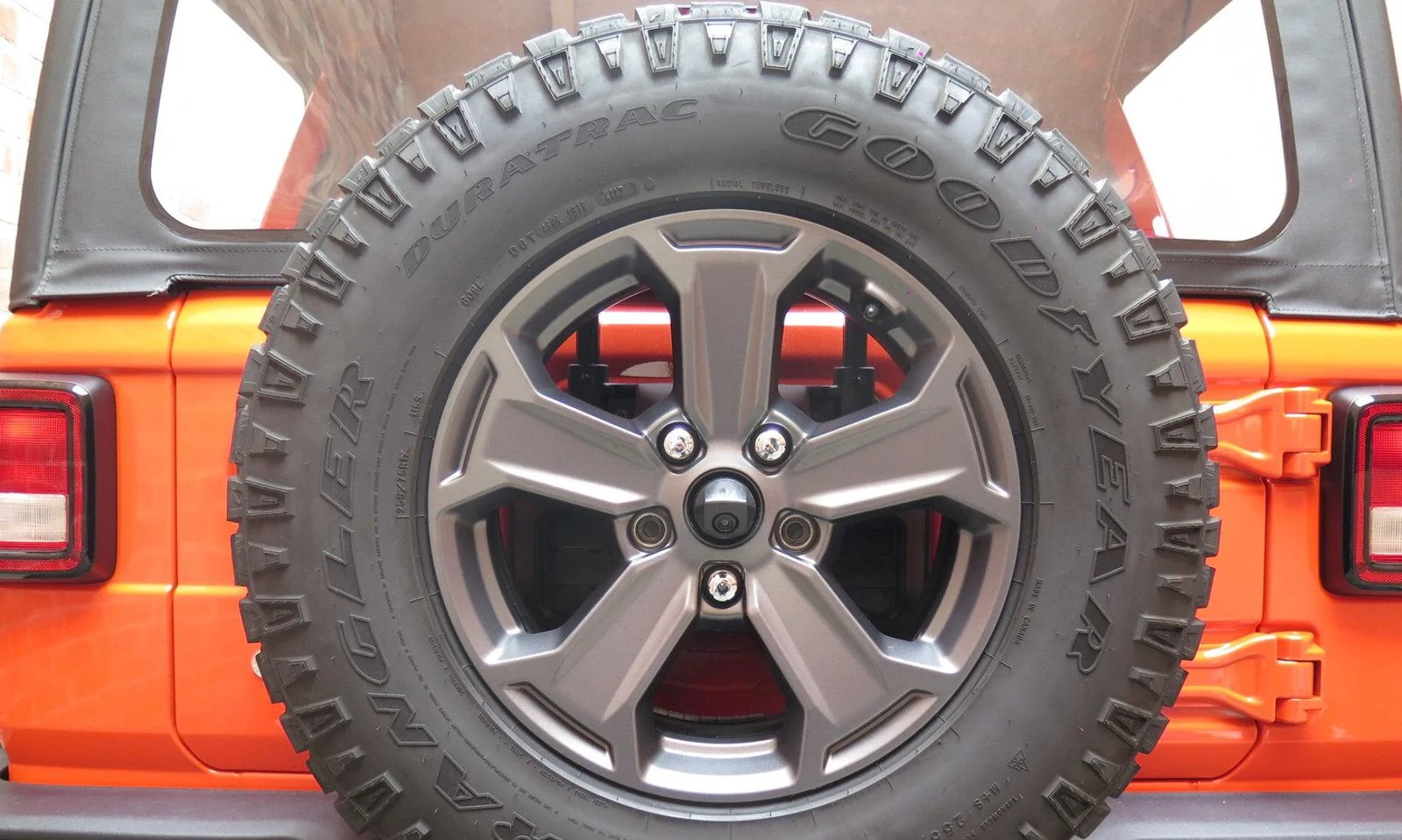 Jeep Wrangler JL Different wheels from the dealership EDD6D63A-477A-4E8B-82AF-DAE207BE9FAD