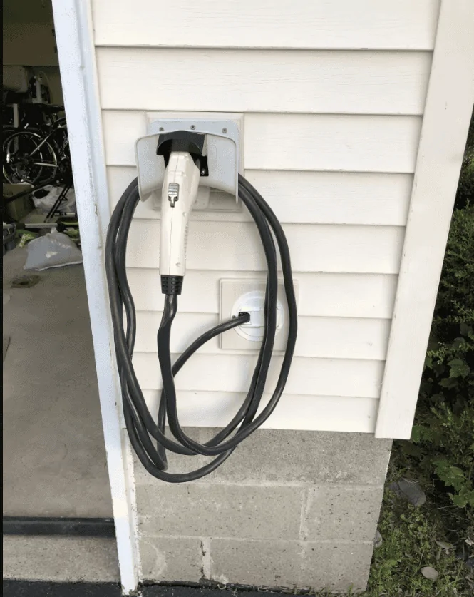 Jeep Wrangler JL Running cable under garage door Captur