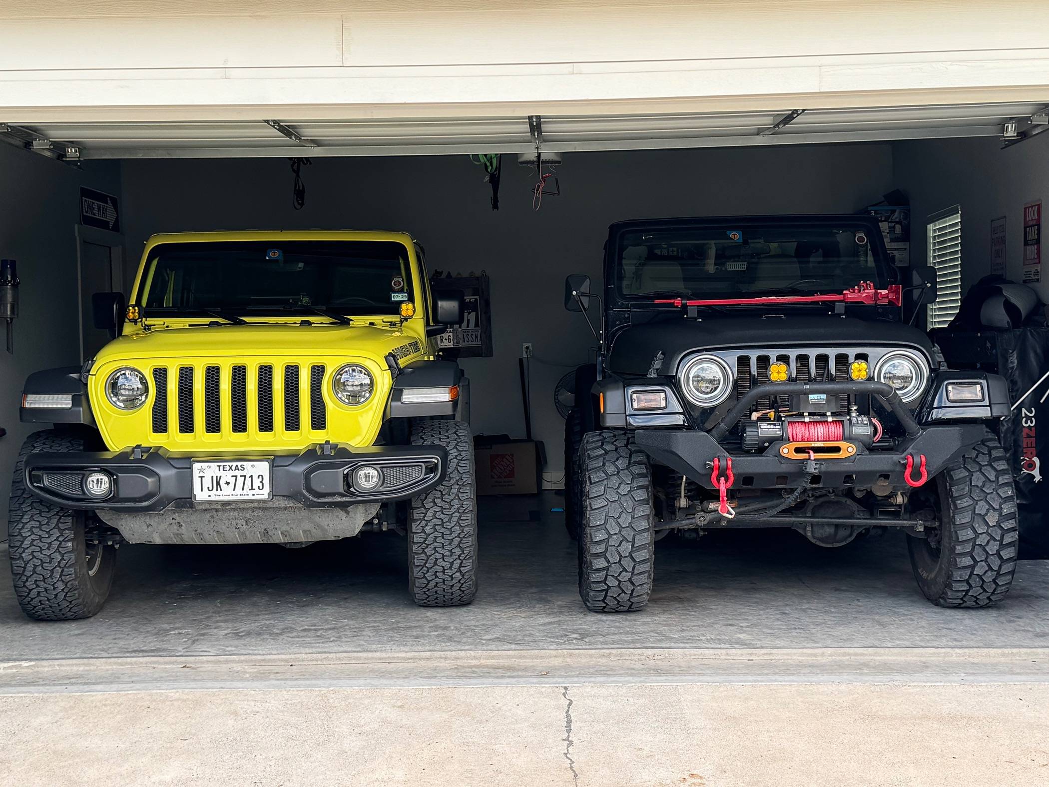 Jeep Wrangler JL 2024 Jeep Rubicon in Velocity yellow IMG_0051