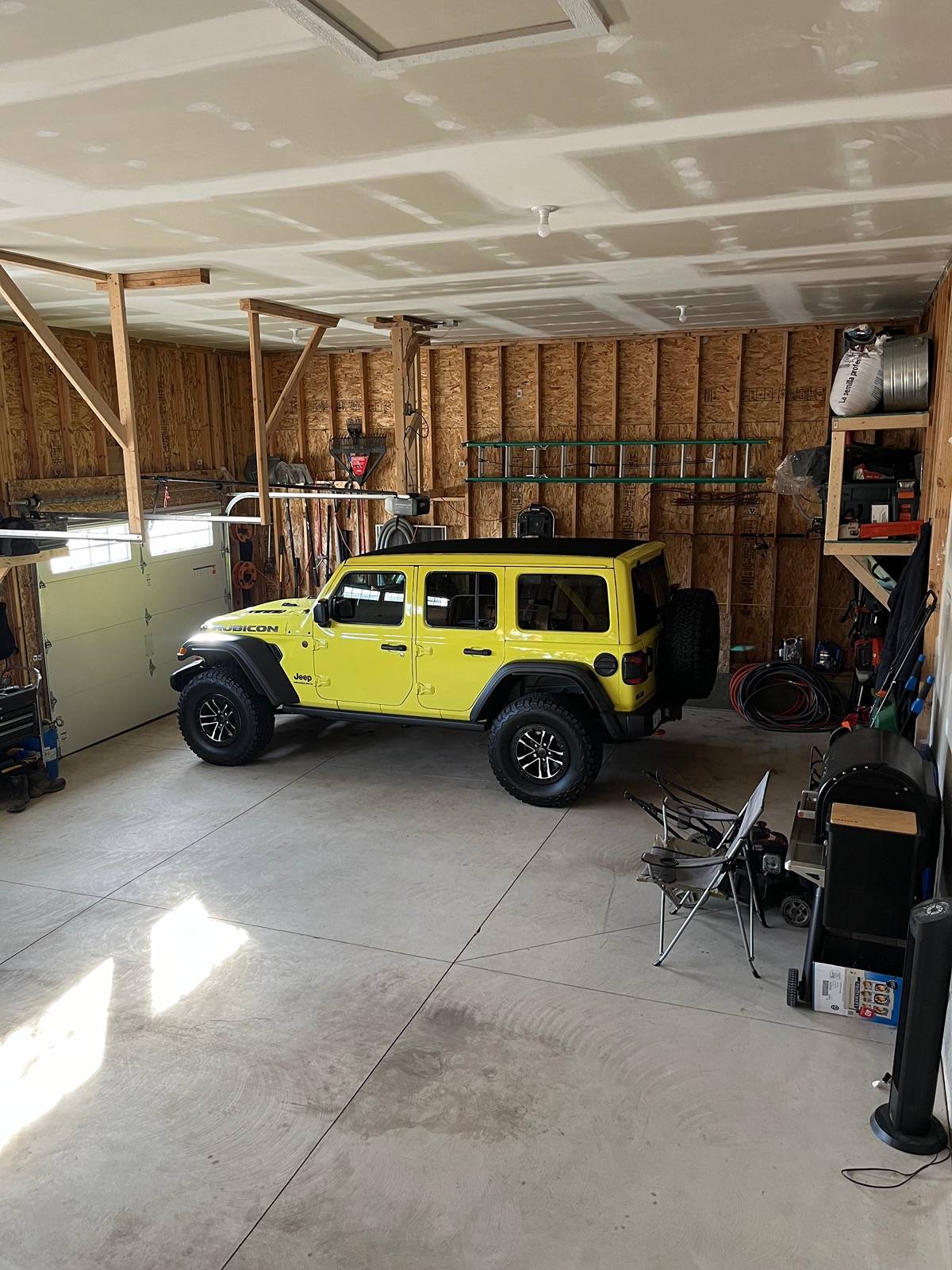Jeep Wrangler JL 2024 Jeep Rubicon in Velocity yellow IMG_1721