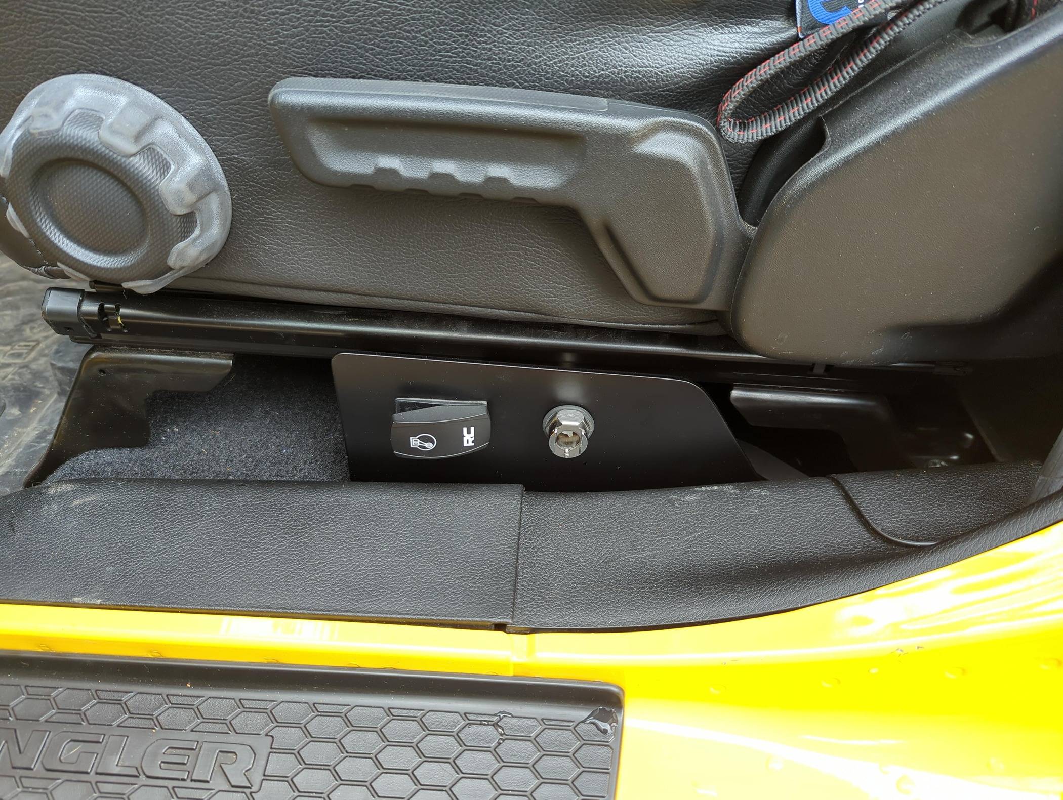 Jeep Wrangler JL ARB Compressor under seat signal-2024-04-05-172447