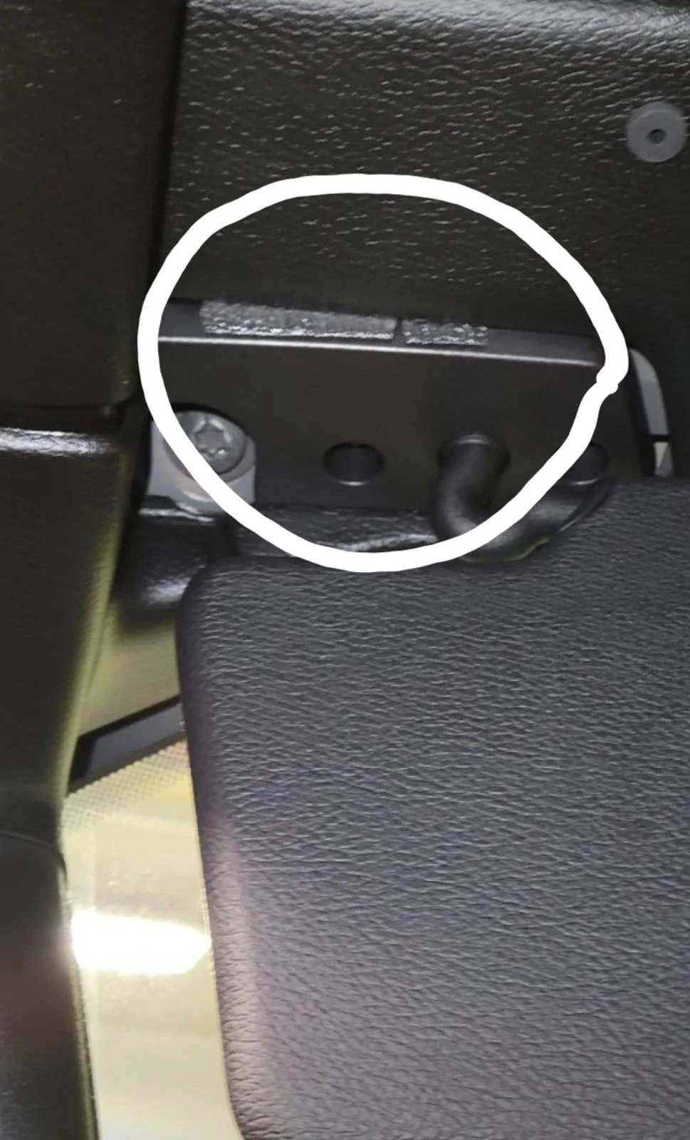 Jeep Wrangler JL FIXED - Sun Visor Rattle/Vibration Noise (Solution) Screenshot_20240406_101106_Photos