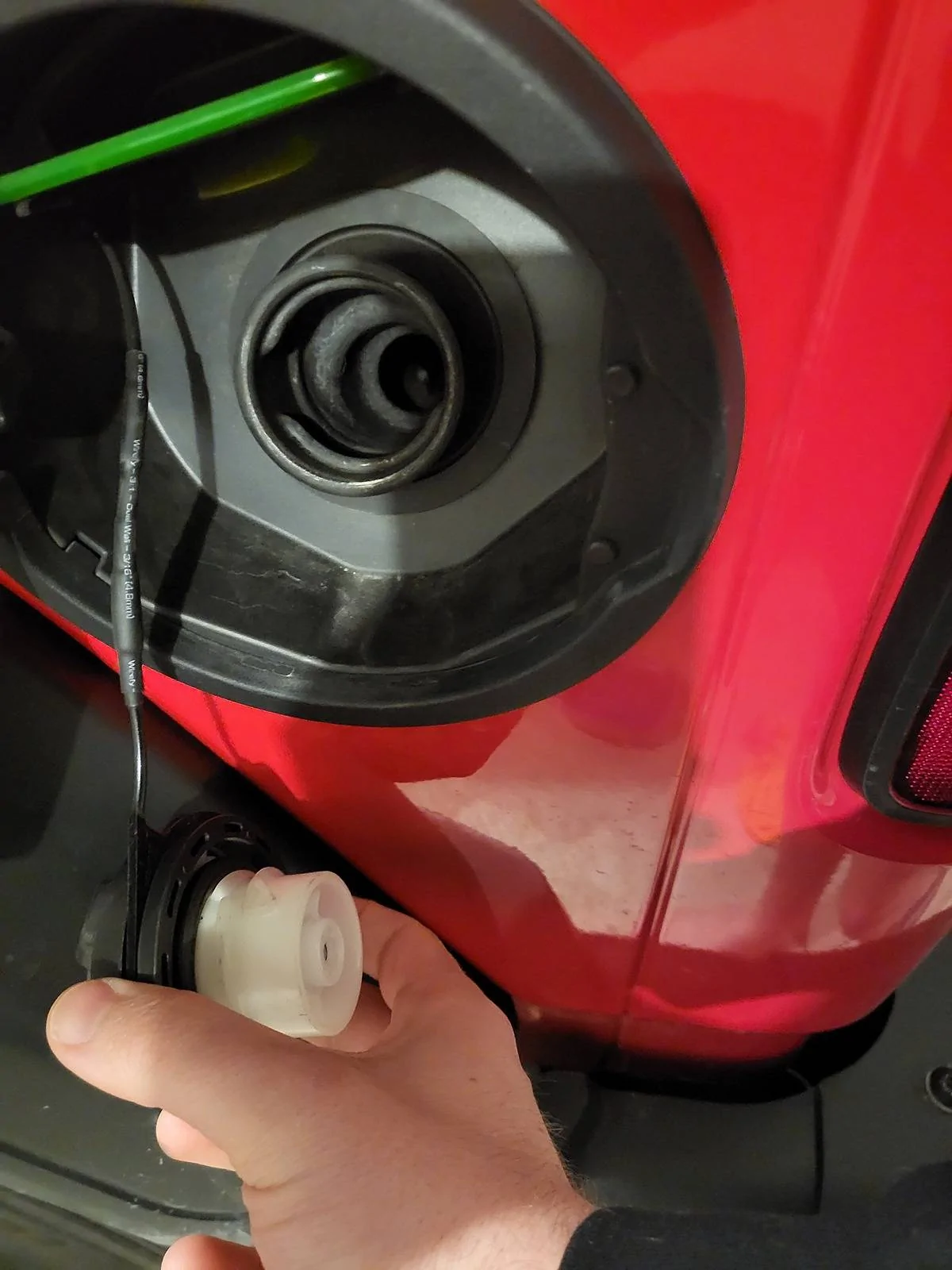 Jeep Wrangler JL Locking gas cap tether replacement? 20240418_103655
